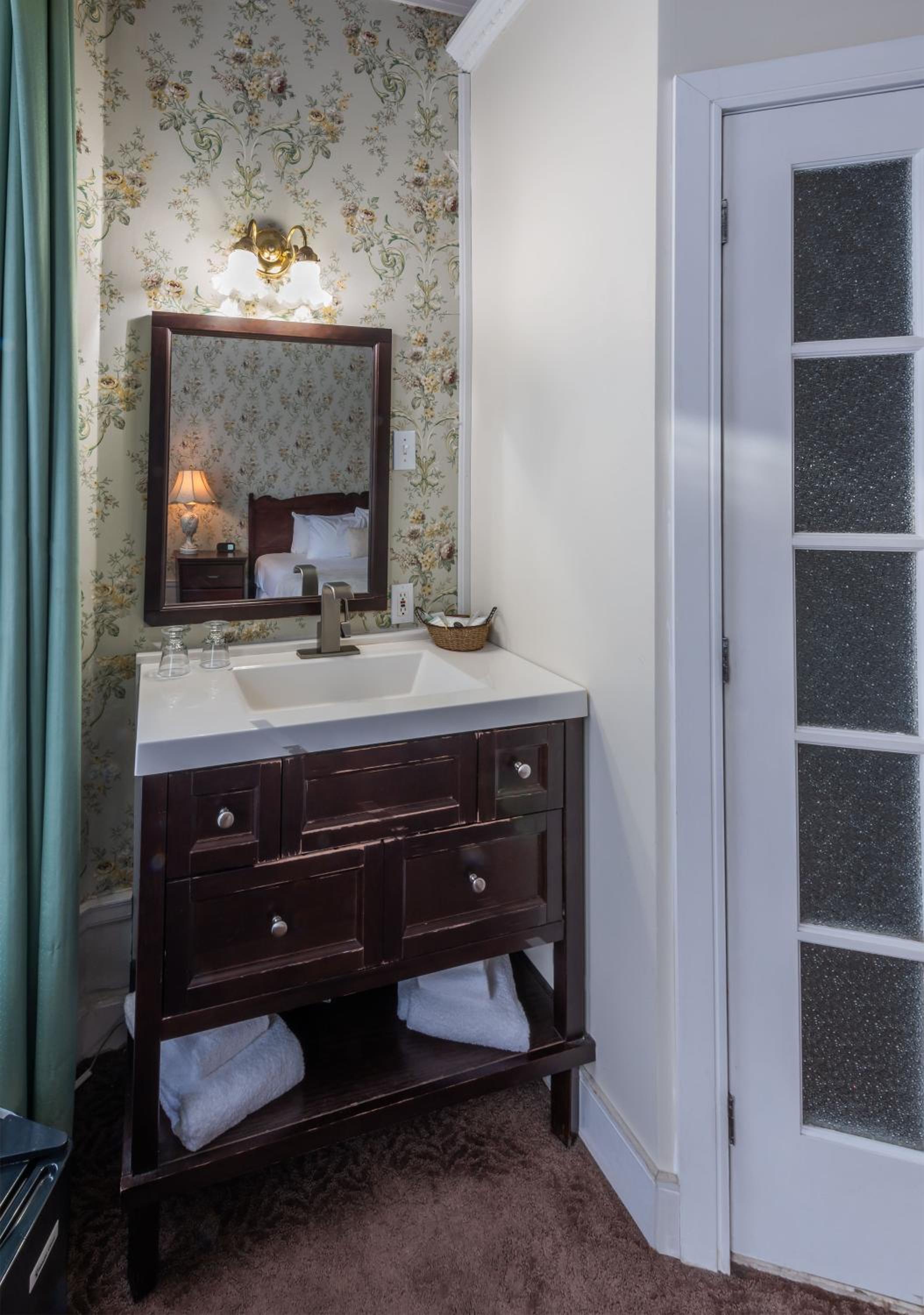 Superior King Room thumbnail 6