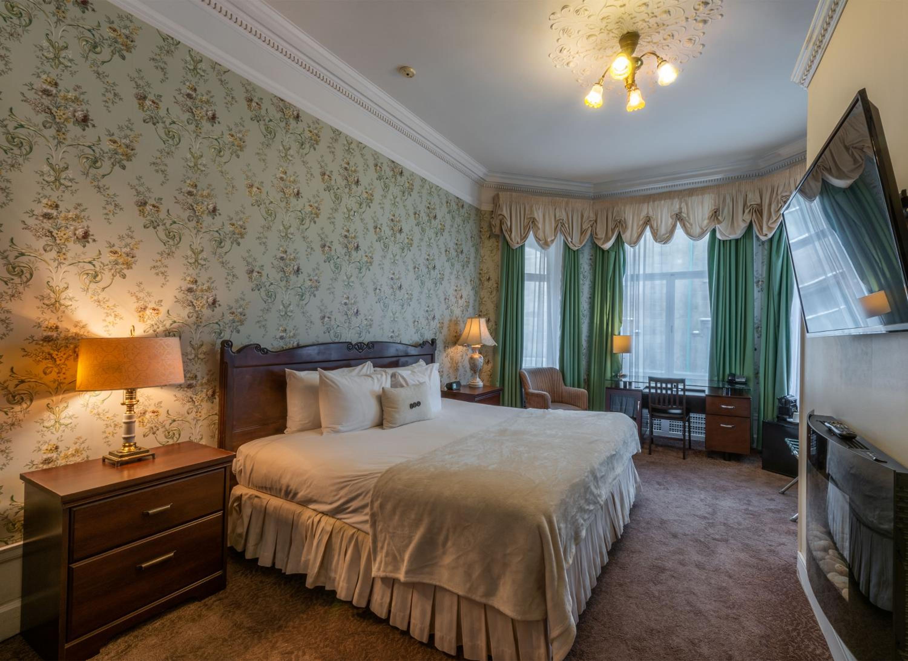Superior King Room thumbnail 6