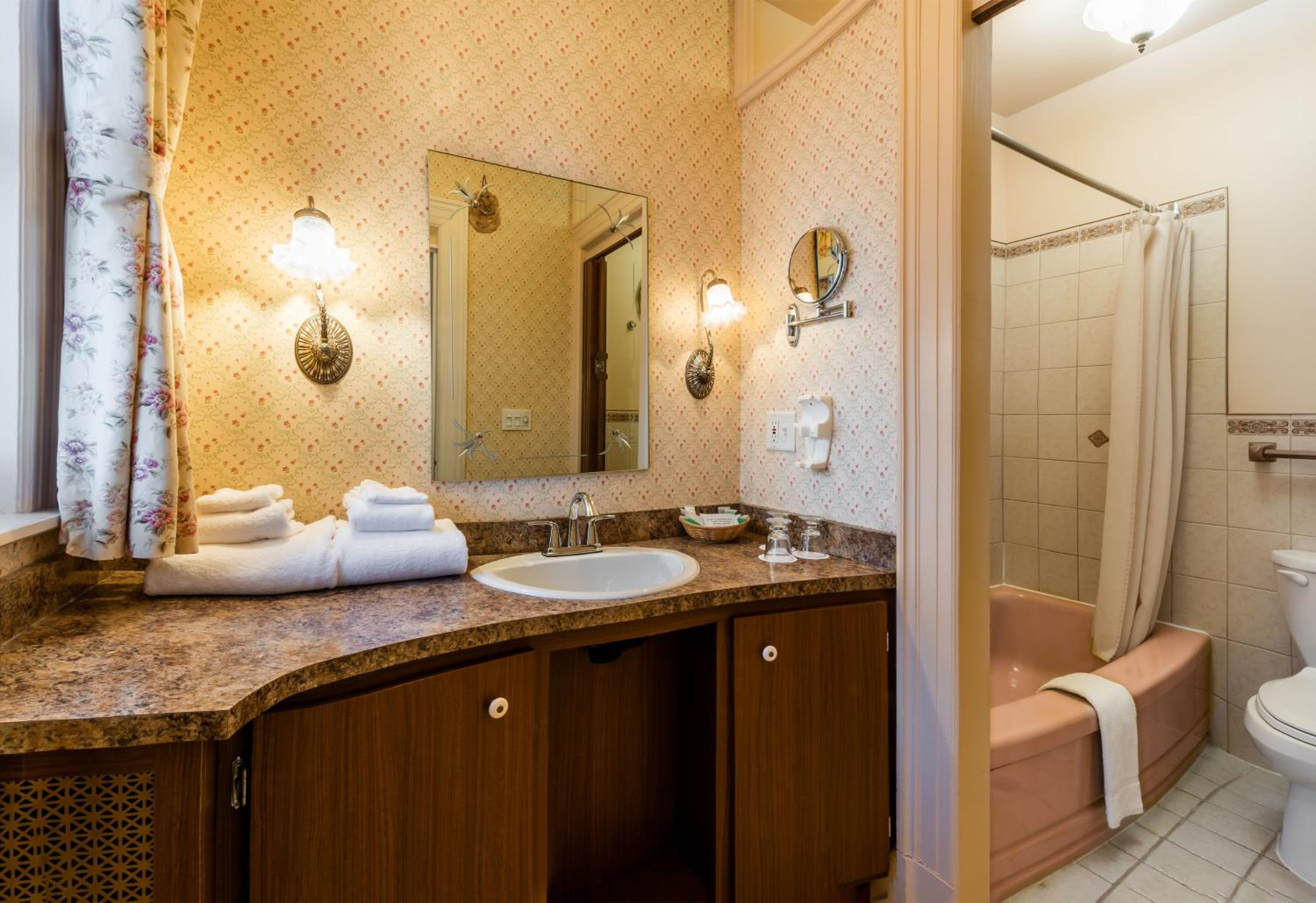 Standard Queen Room thumbnail 5