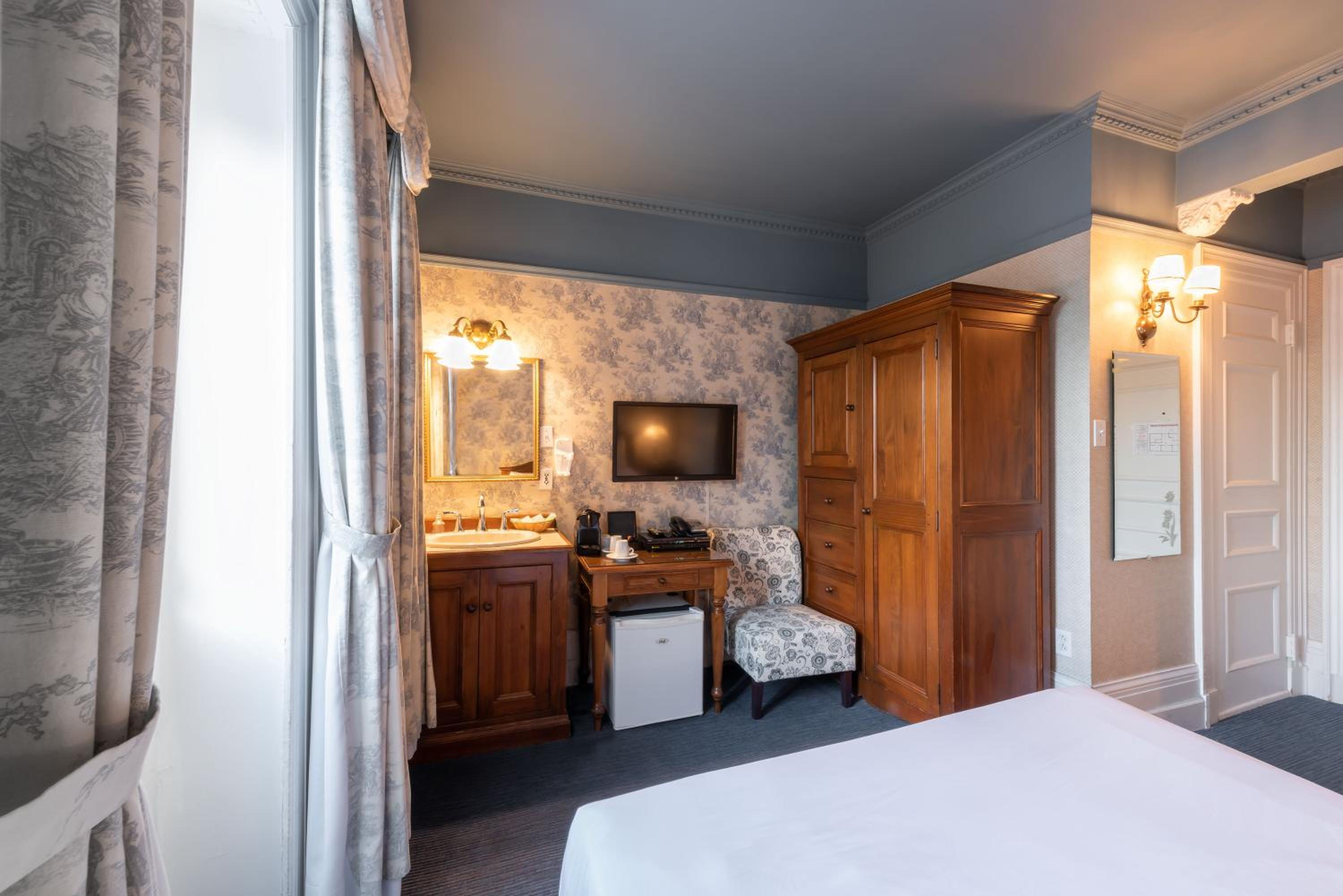 Queen Room with Balcony