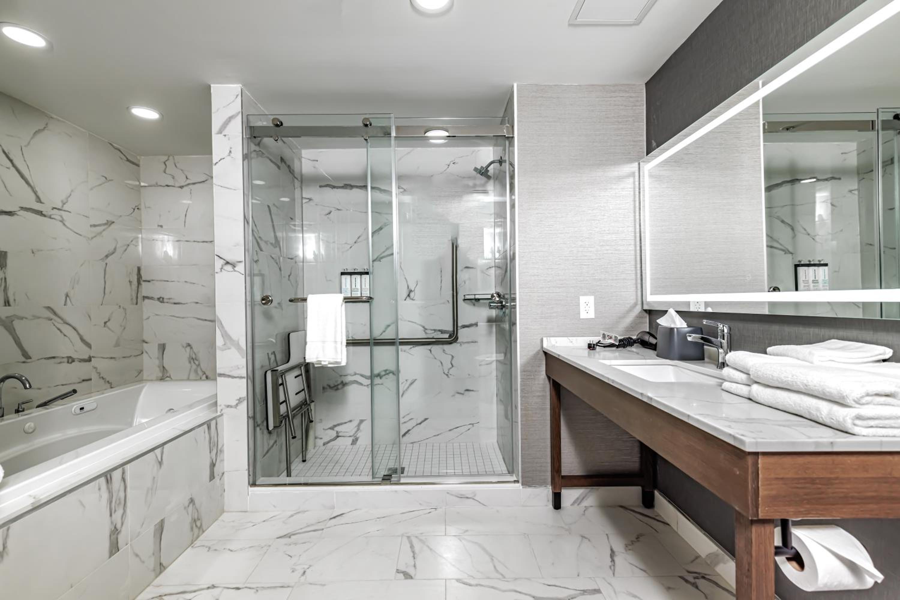 King Suite with Sofa Bed and Roll-In Shower - Disability Access - Photo 5