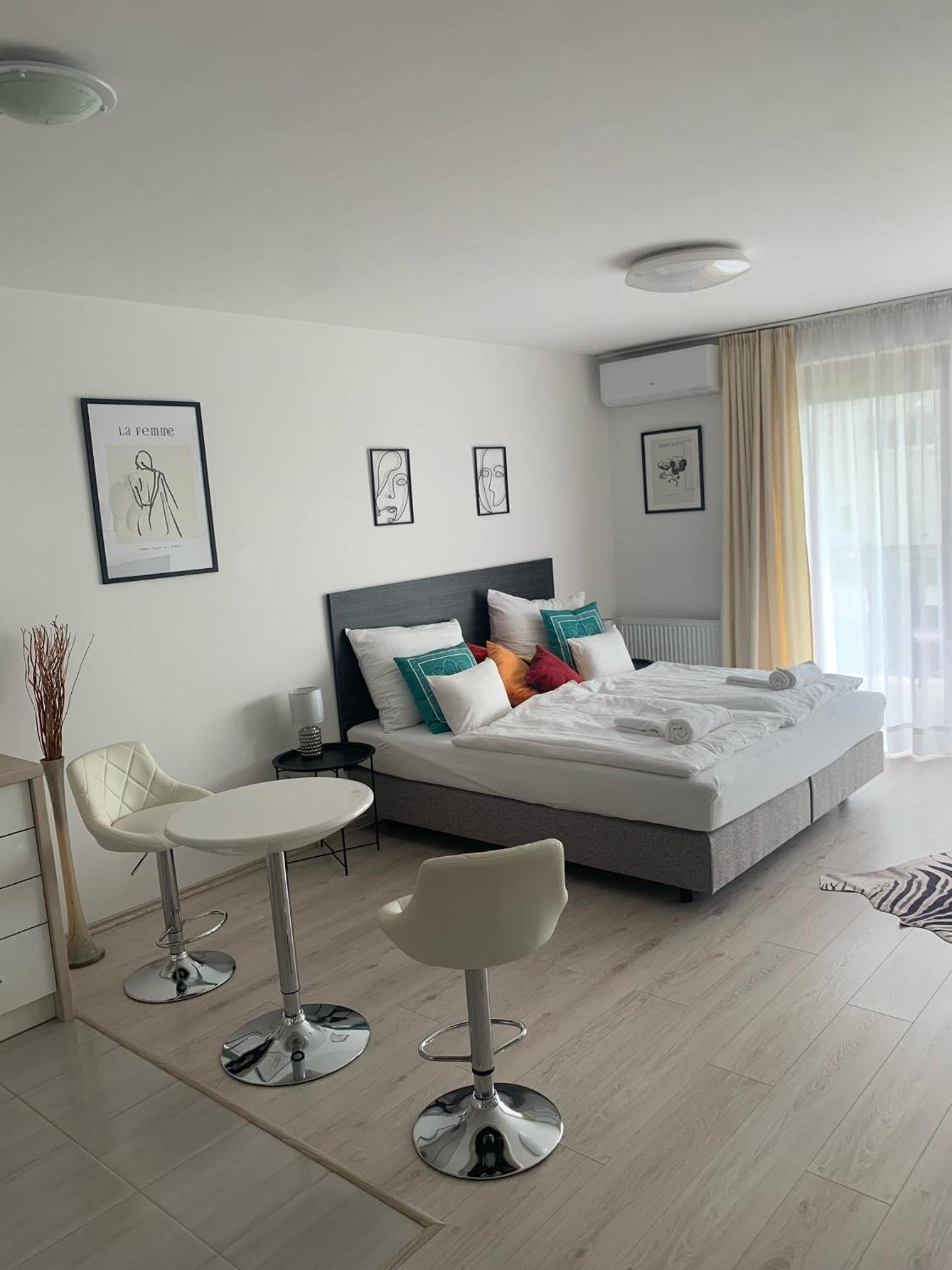 One-Bedroom Apartment photo 1