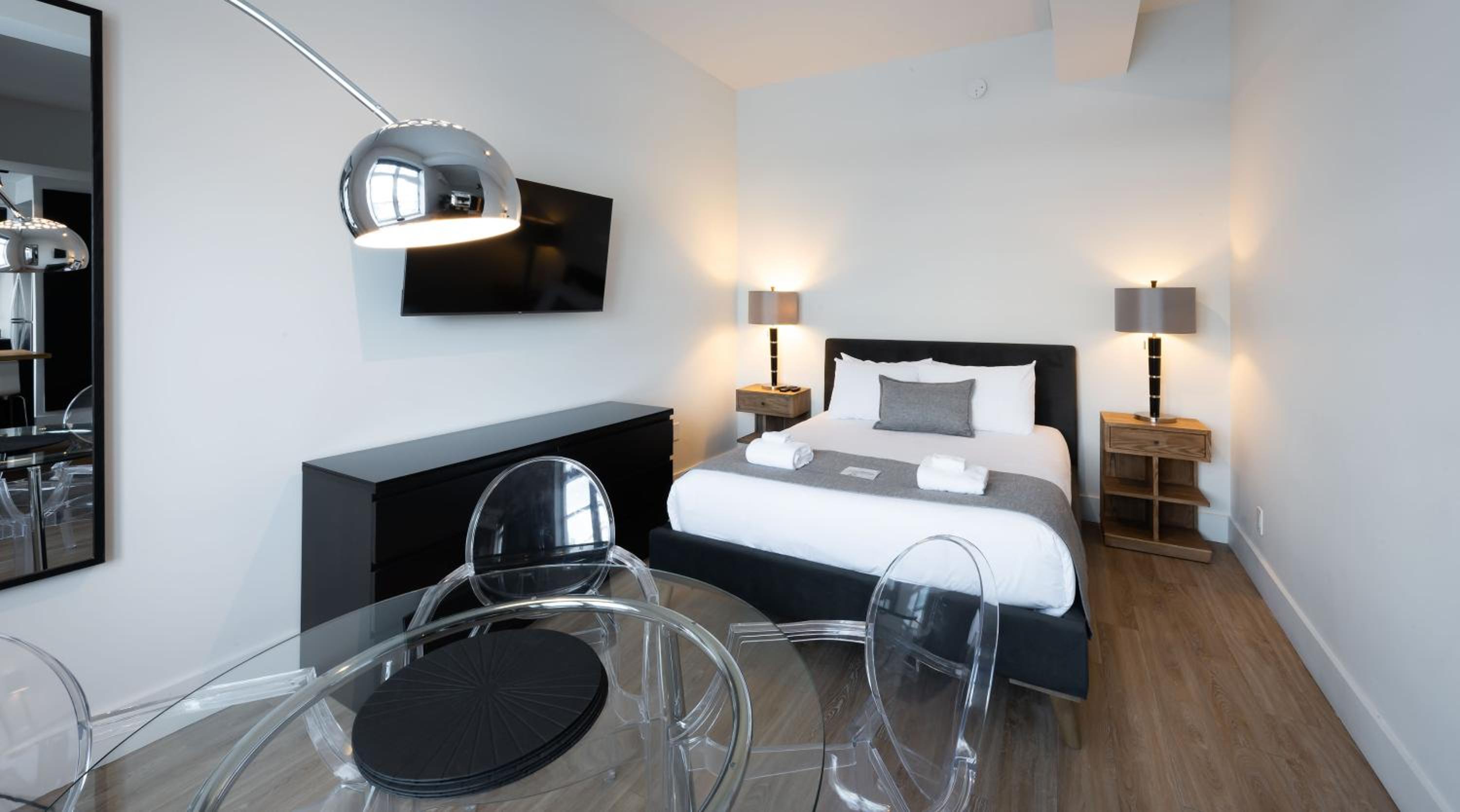 Suite with City View thumbnail 5