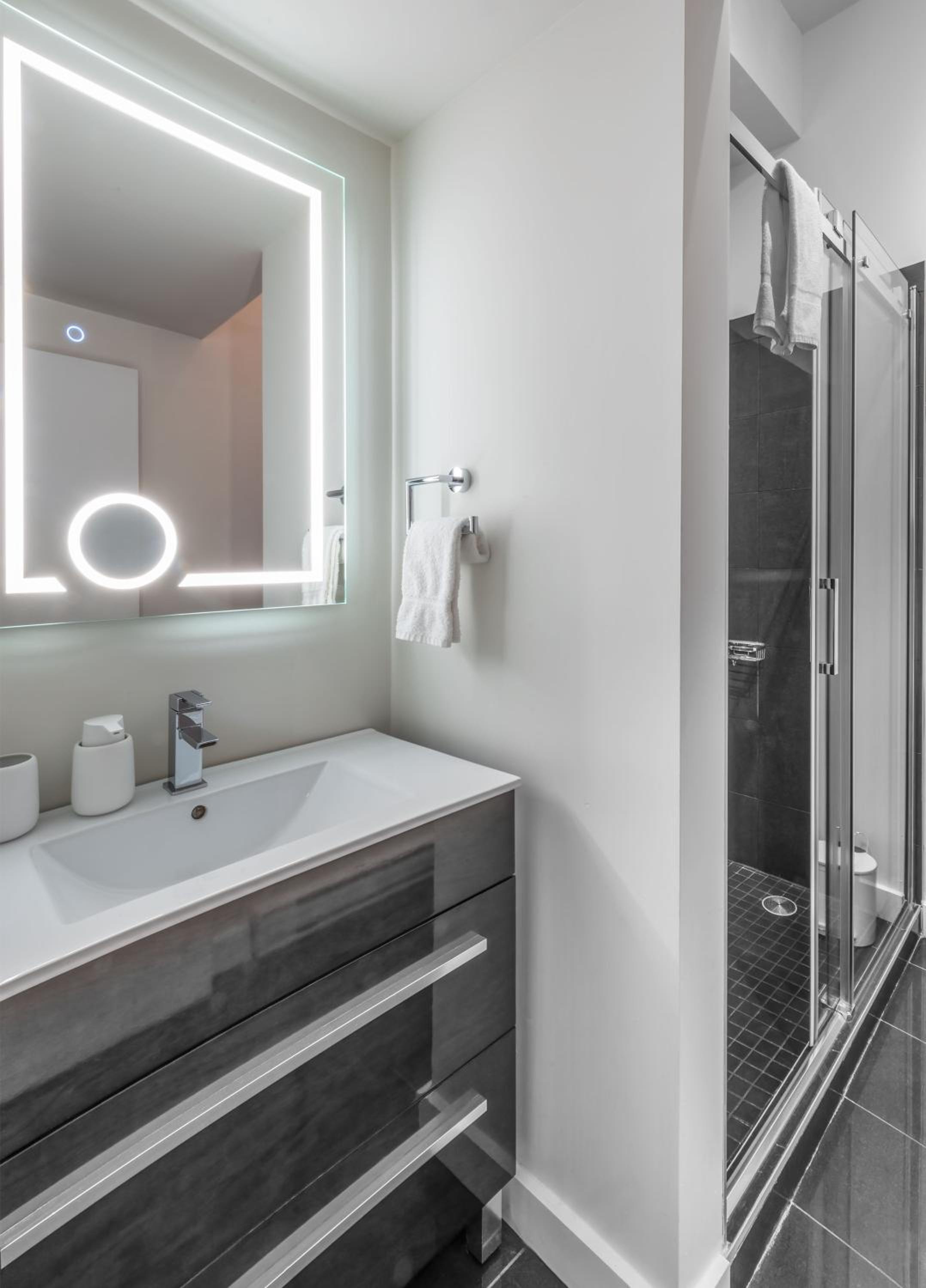 Superior Apartment thumbnail 6
