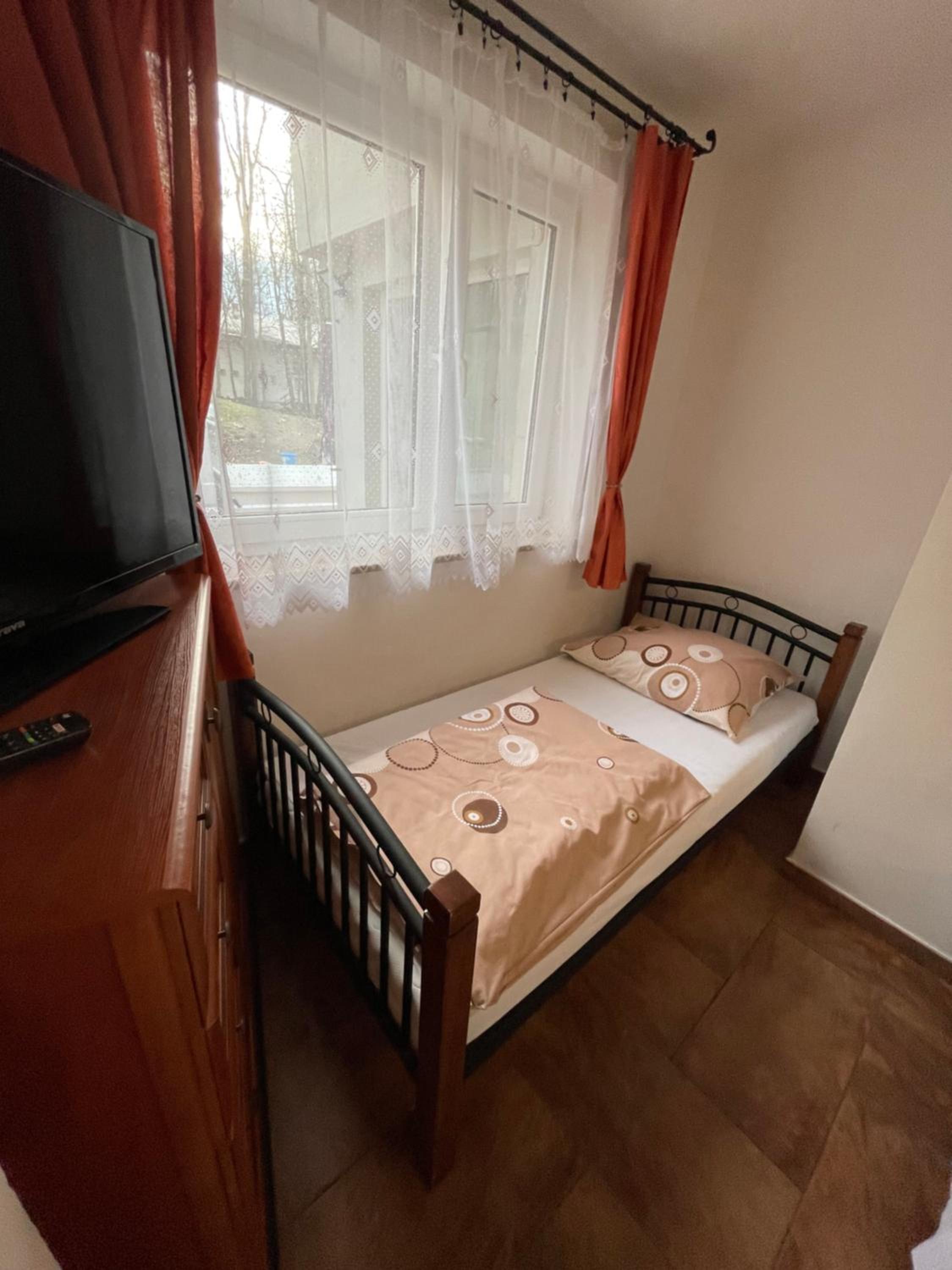 Quadruple Room with Private Bathroom - Photo 6