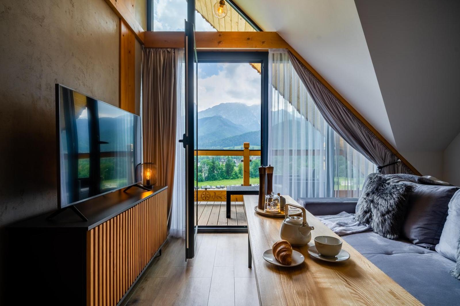 Apartment with Mountain View
