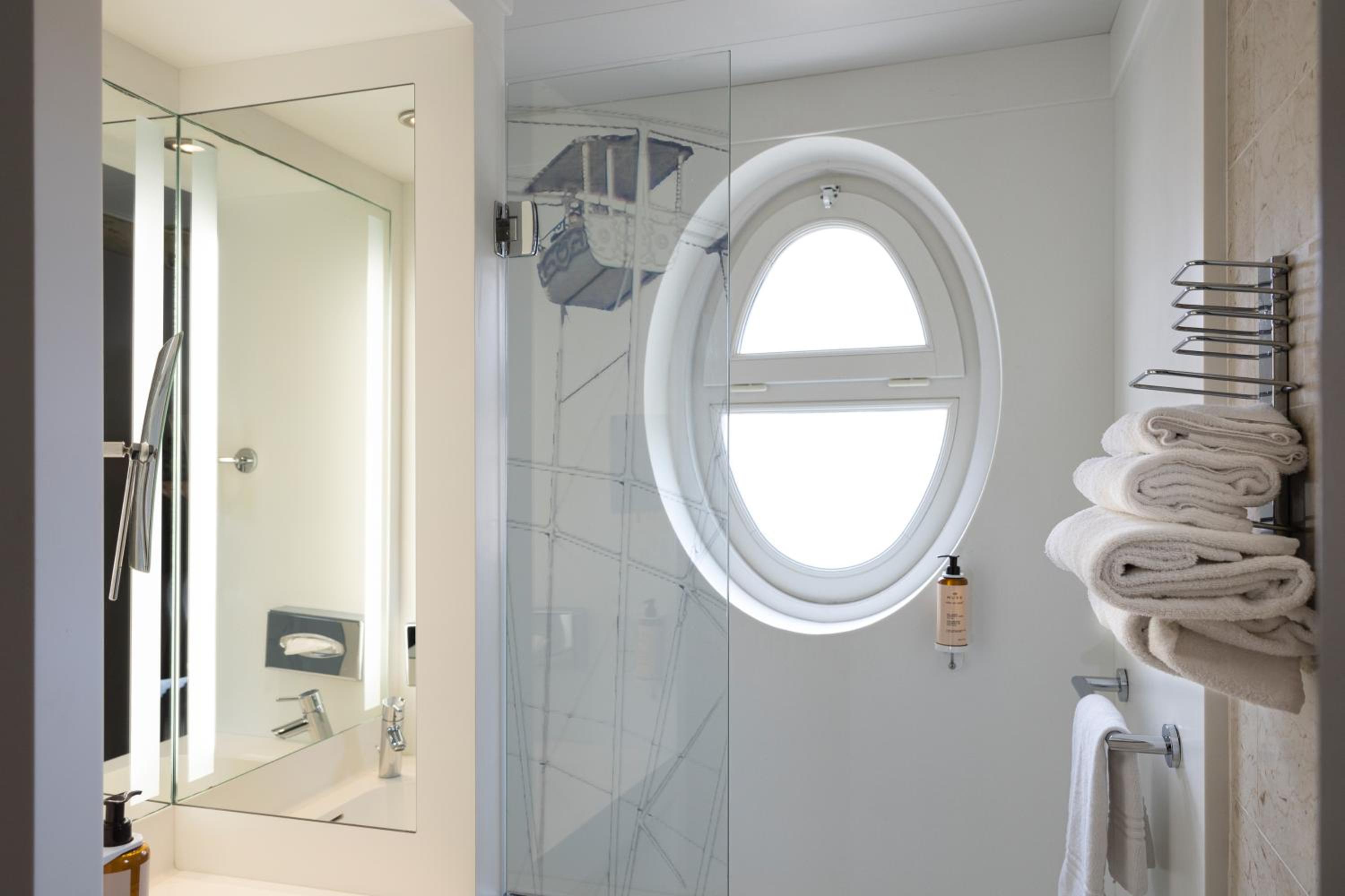 Standard Twin Room - Photo 10