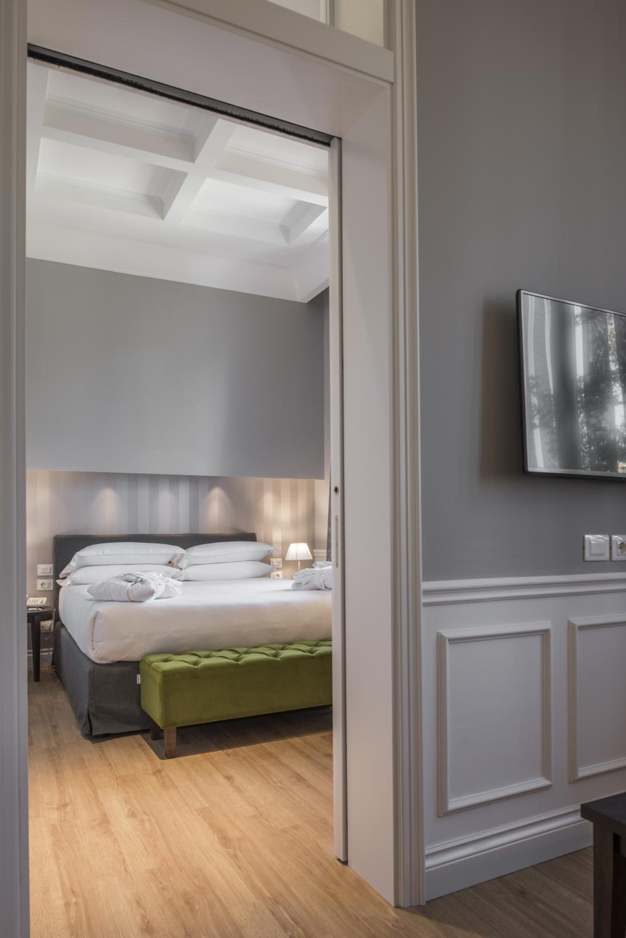 Junior Suite with Spa Access - Photo 3