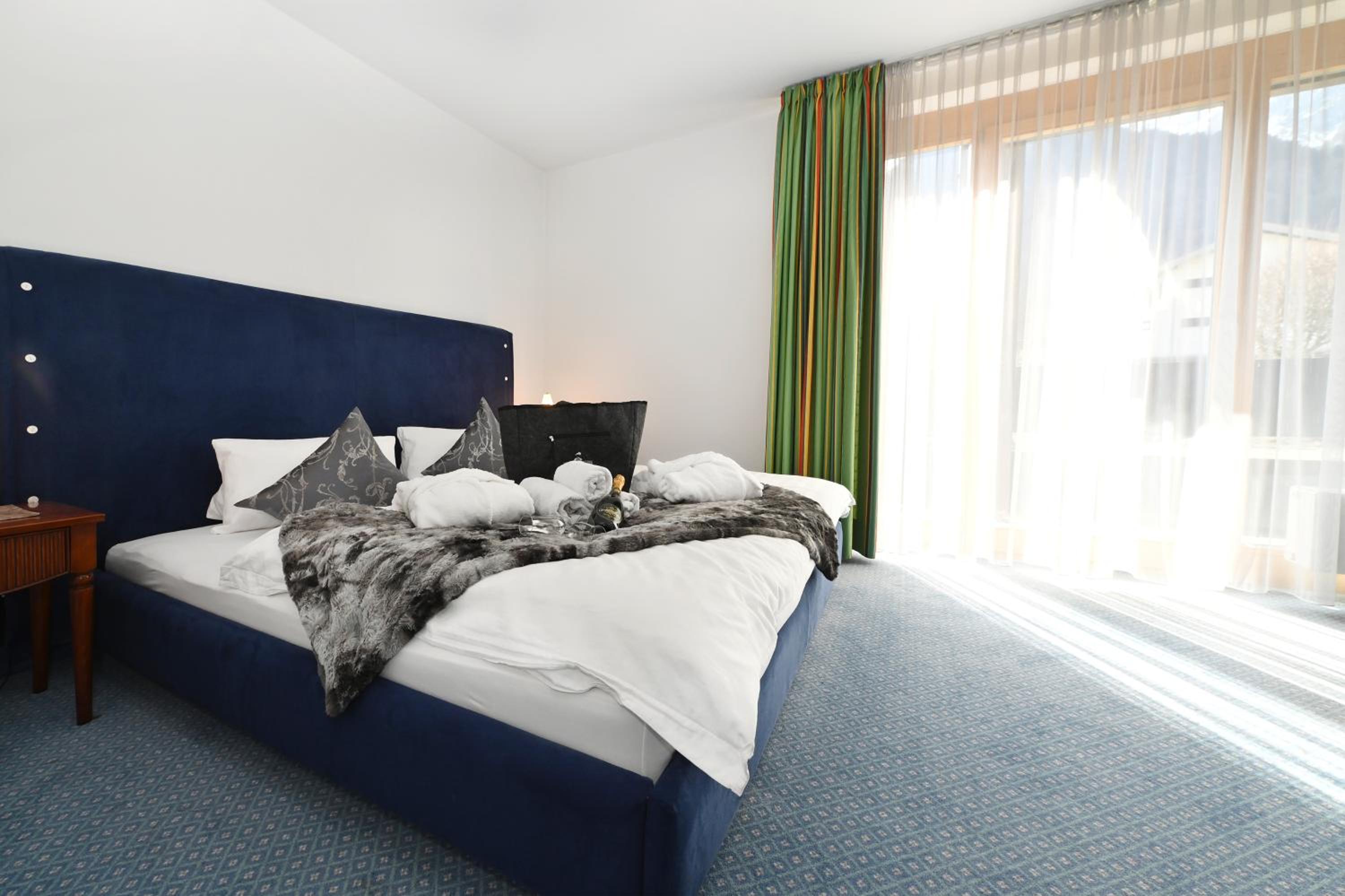Suite with Balcony and Mountain View photo 1