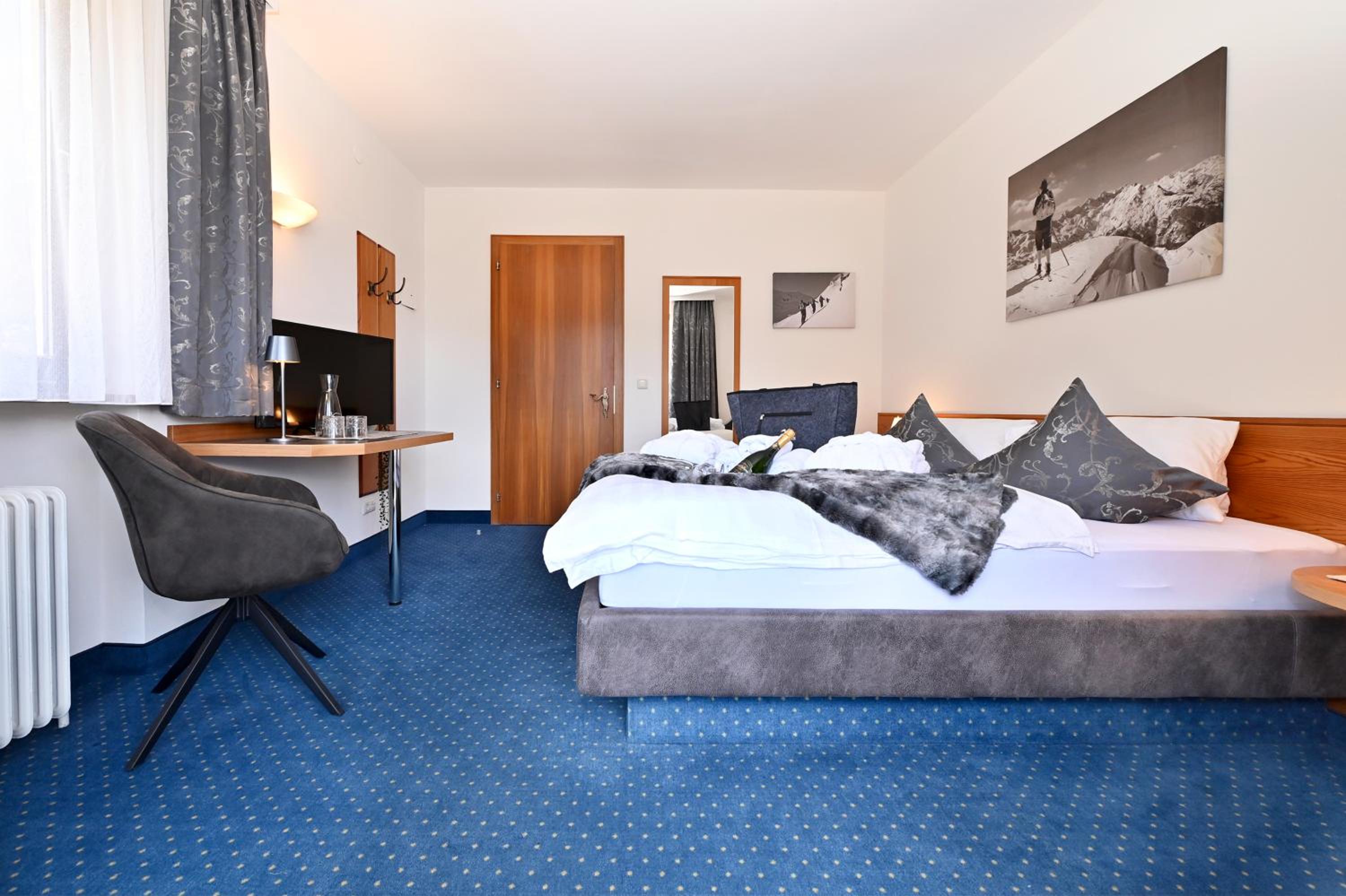 Double Room with Balcony and Mountain View