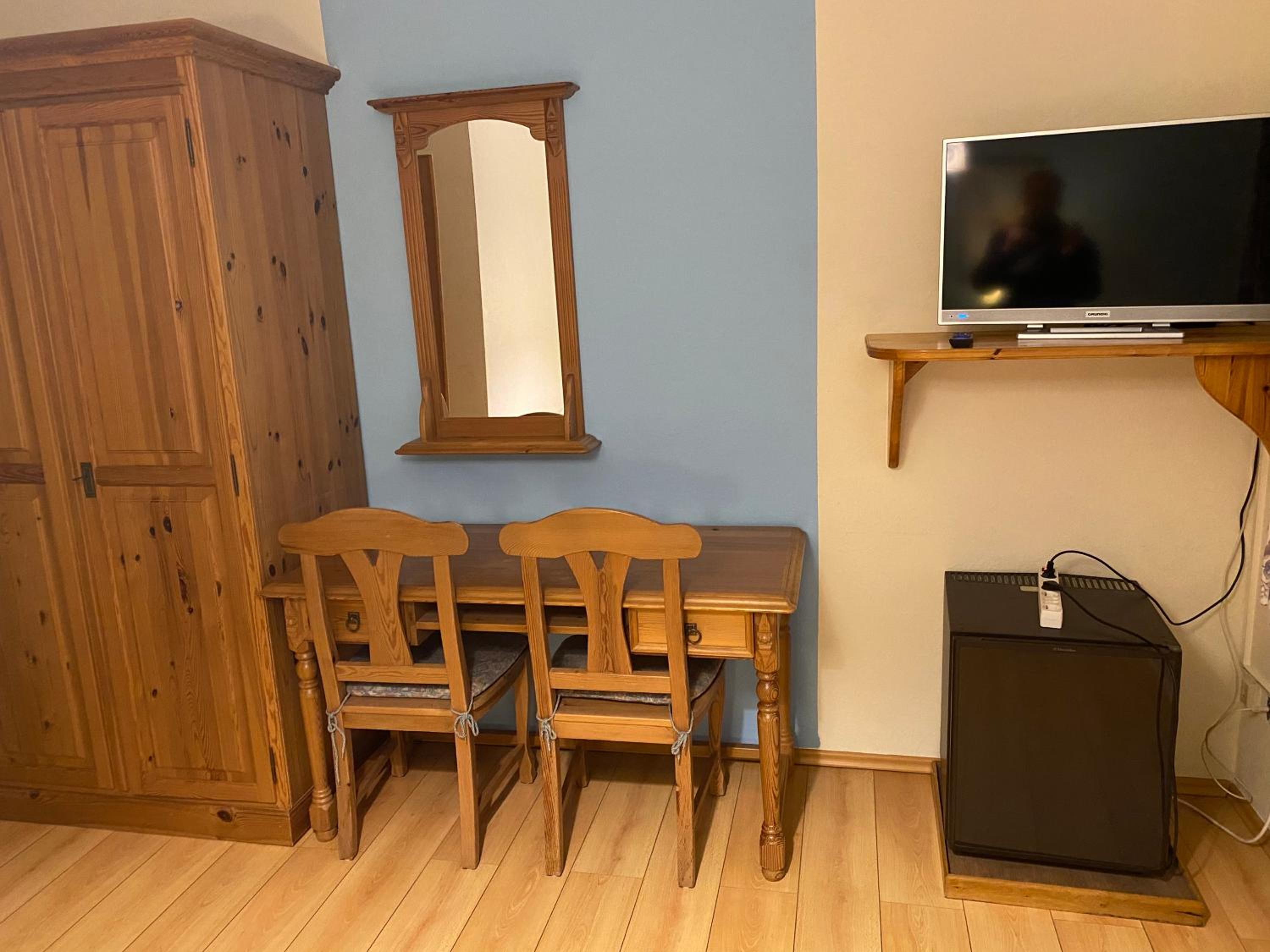 Twin Room with Bathroom - Photo 3