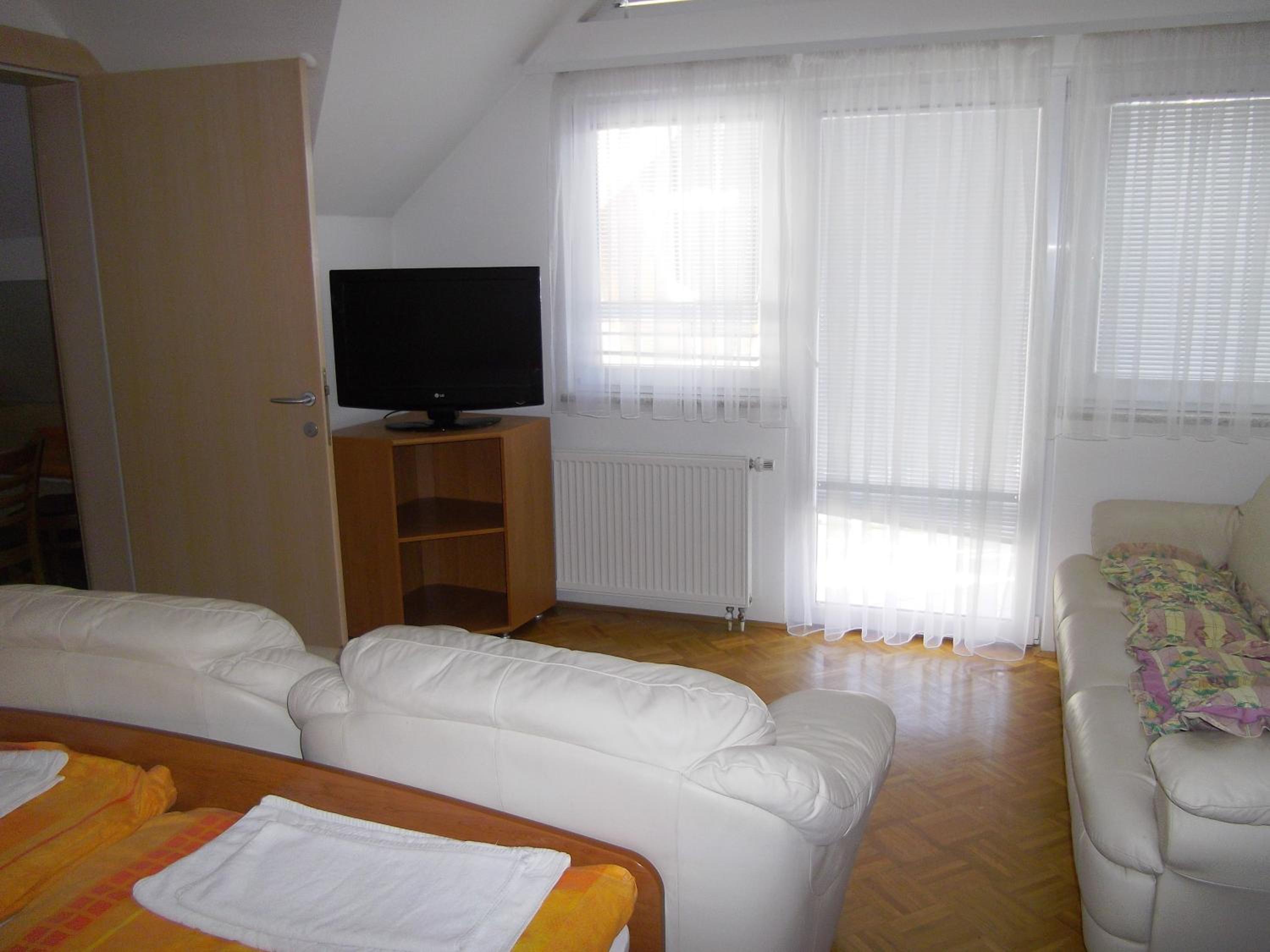 One-Bedroom Apartment - Photo 2