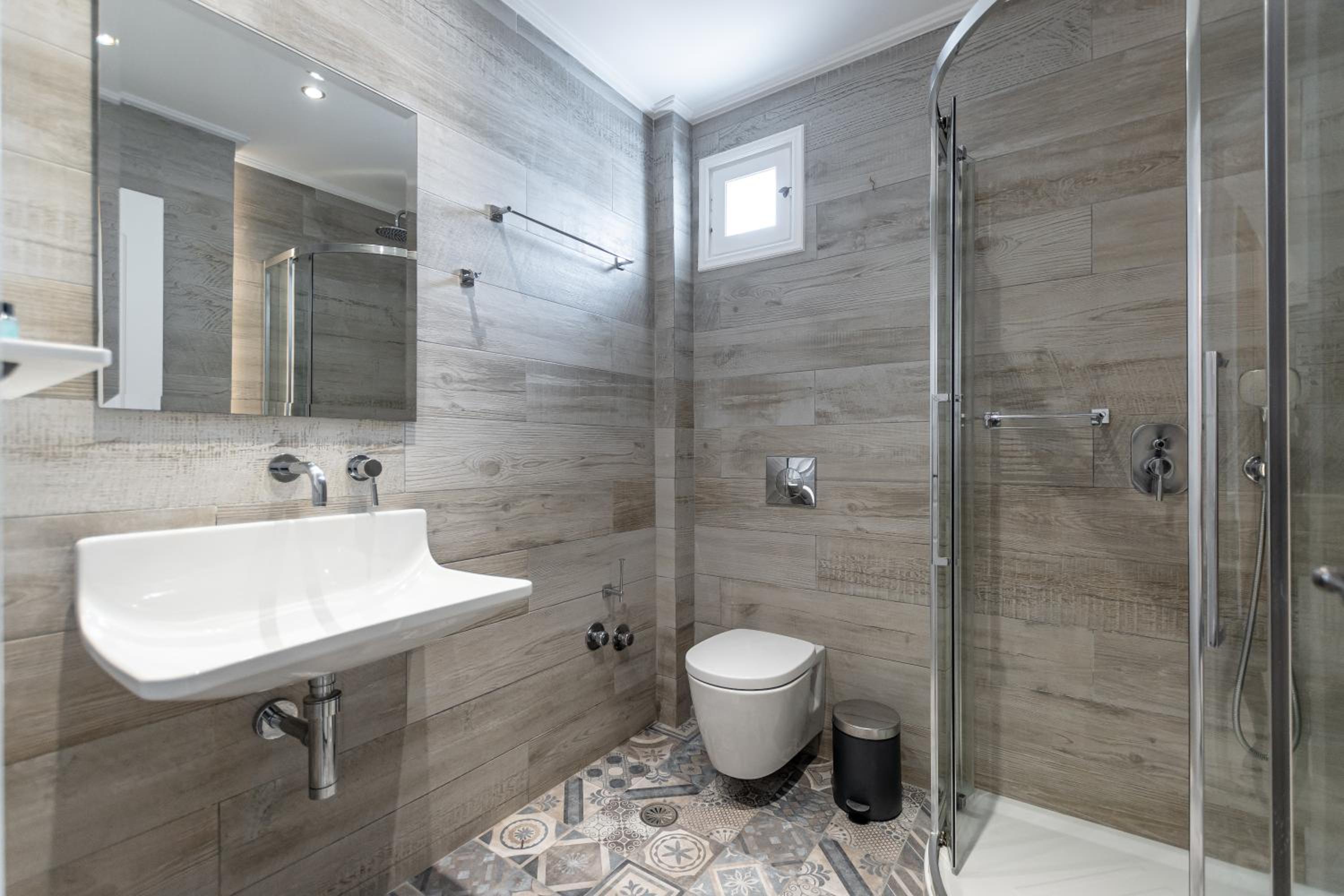 Suite with Hot Tub - Photo 2