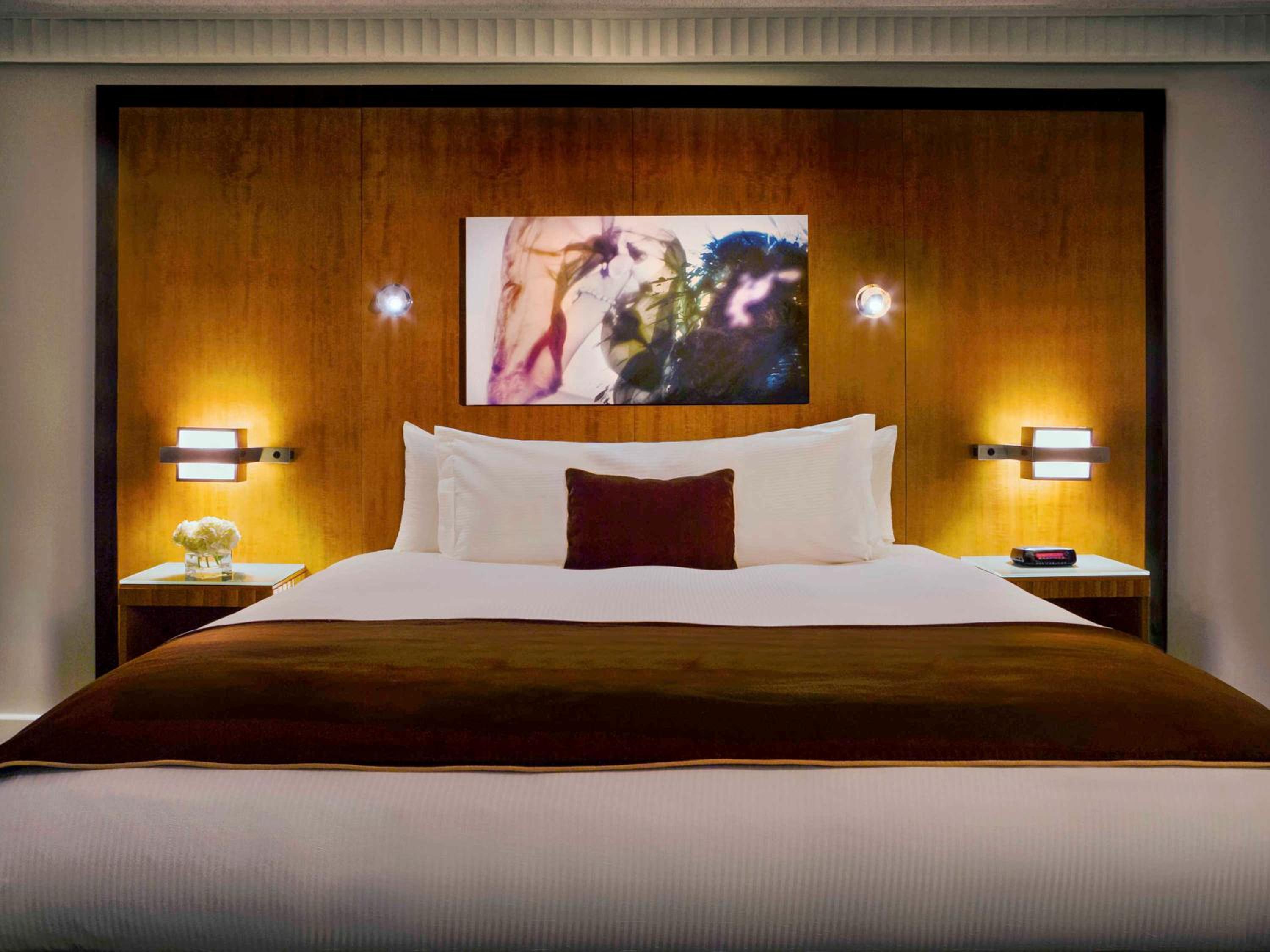 Luxury King Room with Roll-In Shower and Bath Tub - Mobility Accessible