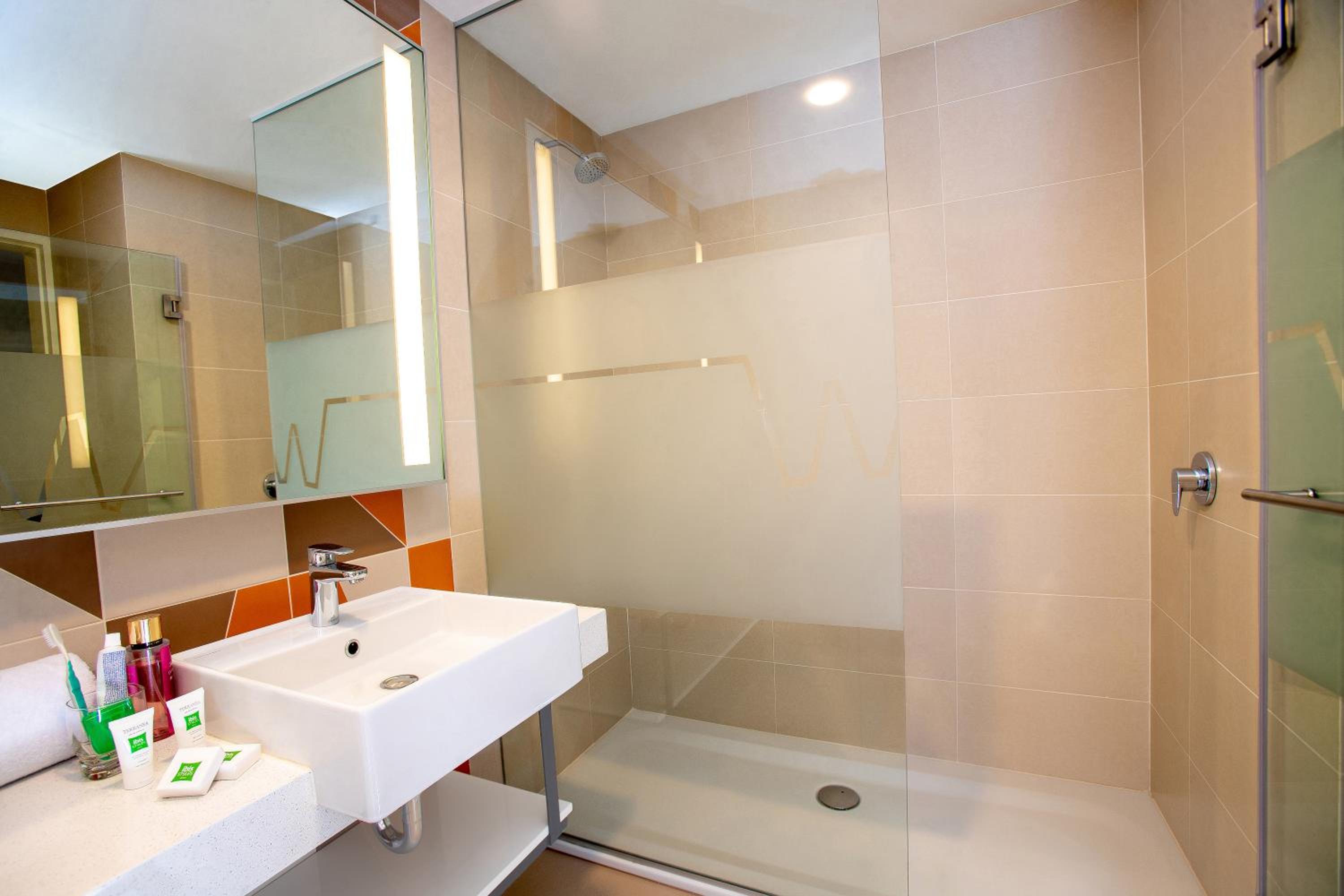 Standard Queen Room - Photo 5