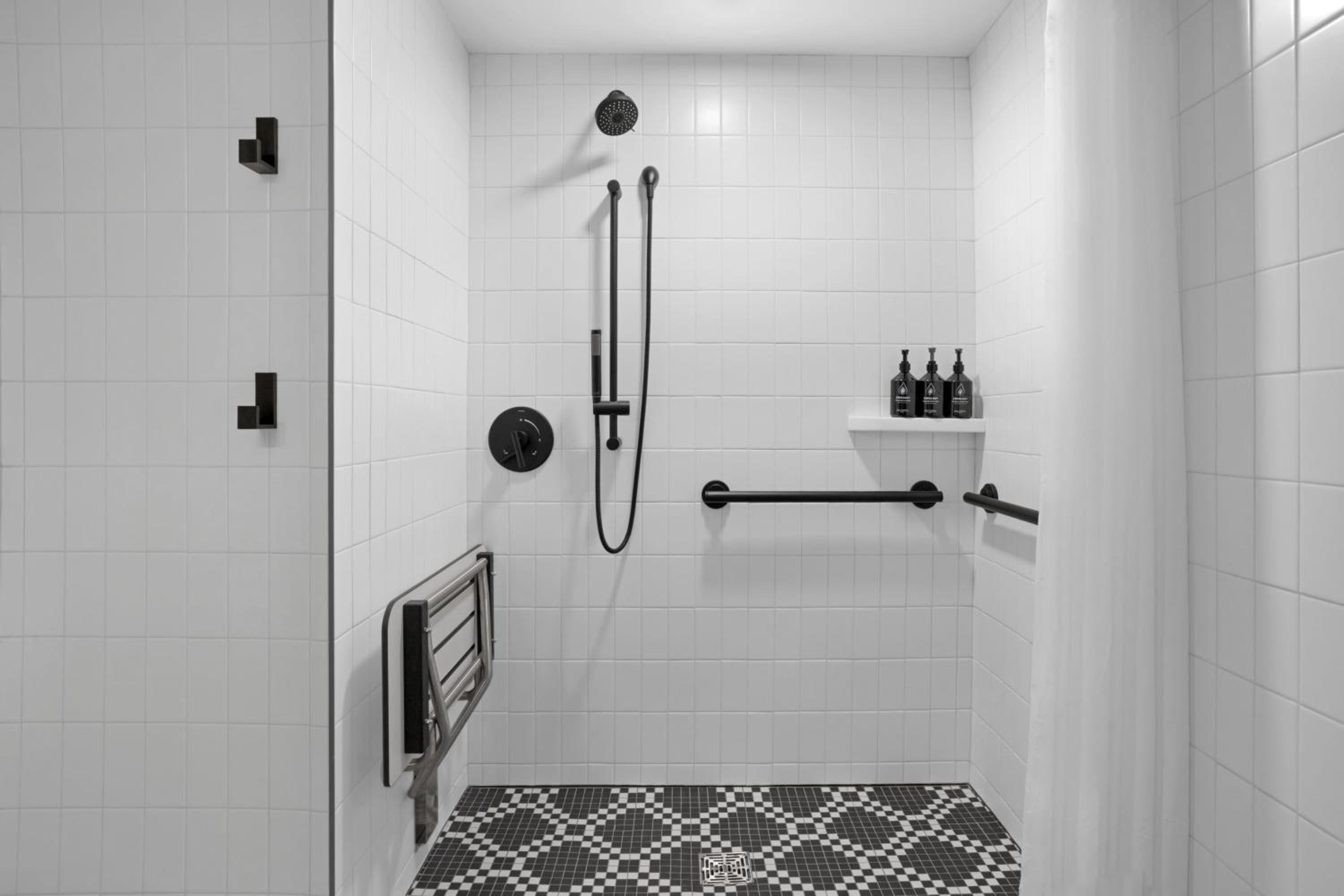 King Room - Mobility Access/Roll in Shower - Non-Smoking - Photo 4