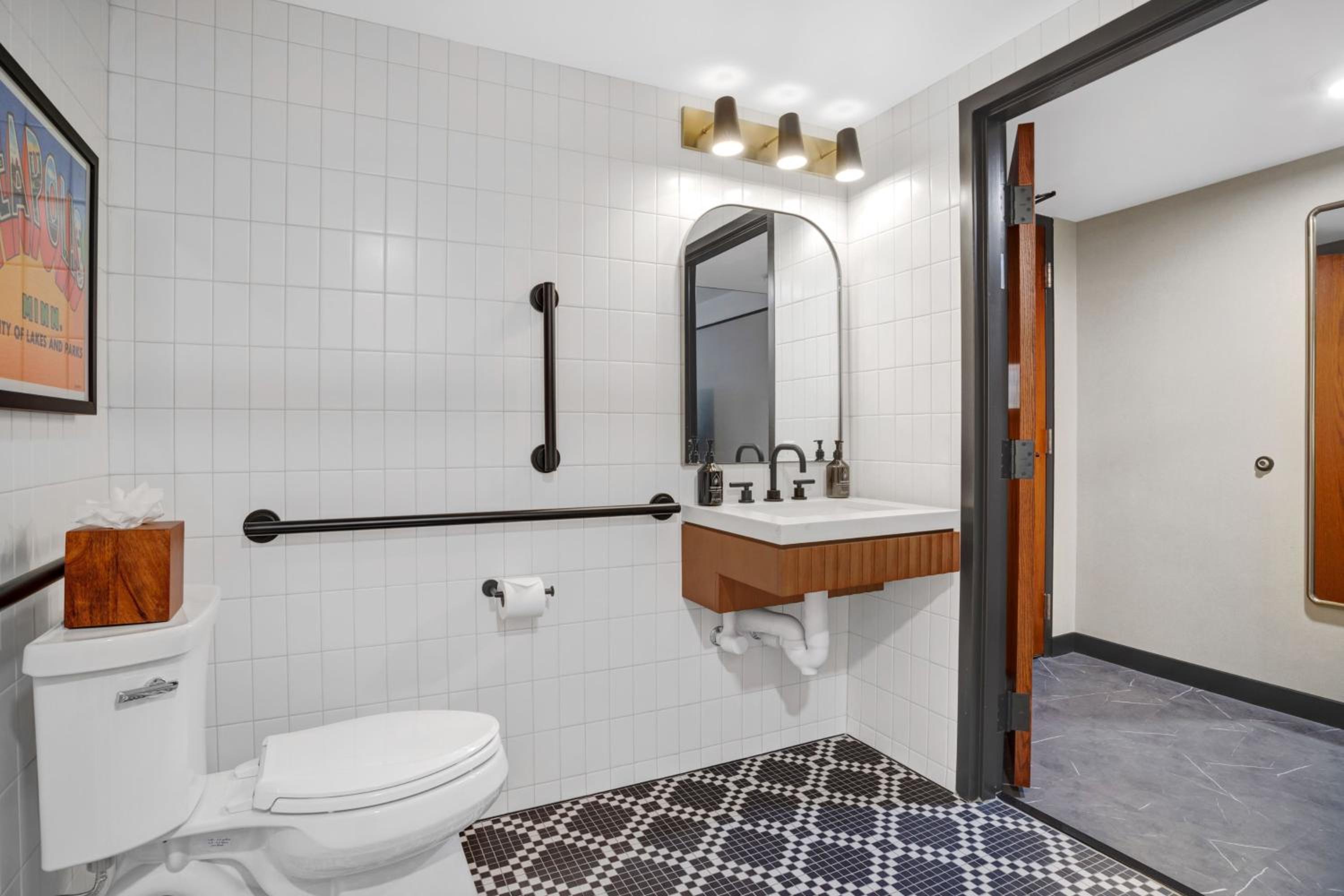 King Room - Mobility Access/Roll in Shower - Non-Smoking - Photo 3
