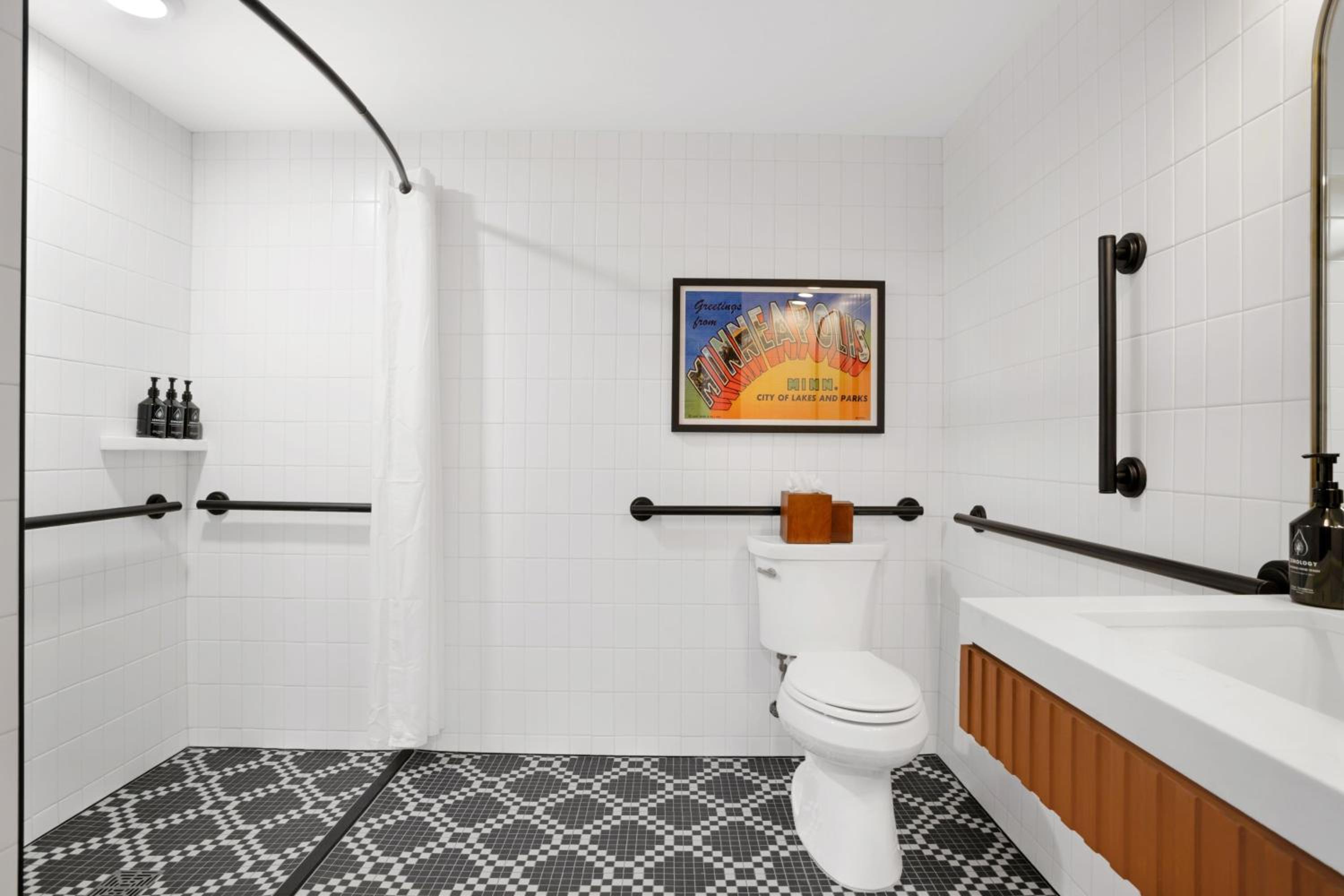 Queen Room with Two Queen Beds and Roll in Shower - Mobility Accessible - Photo 4
