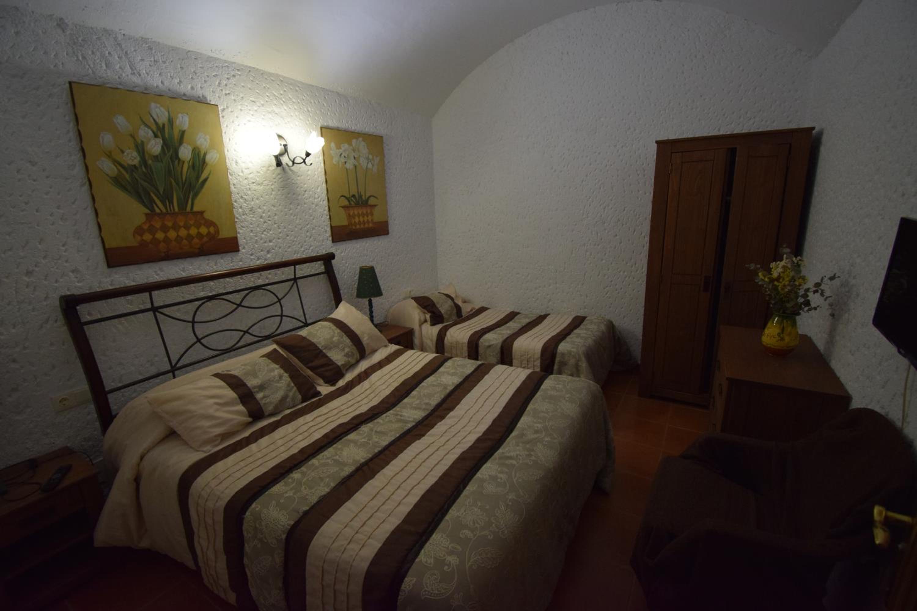 Cave (9 Adults) - Photo 17