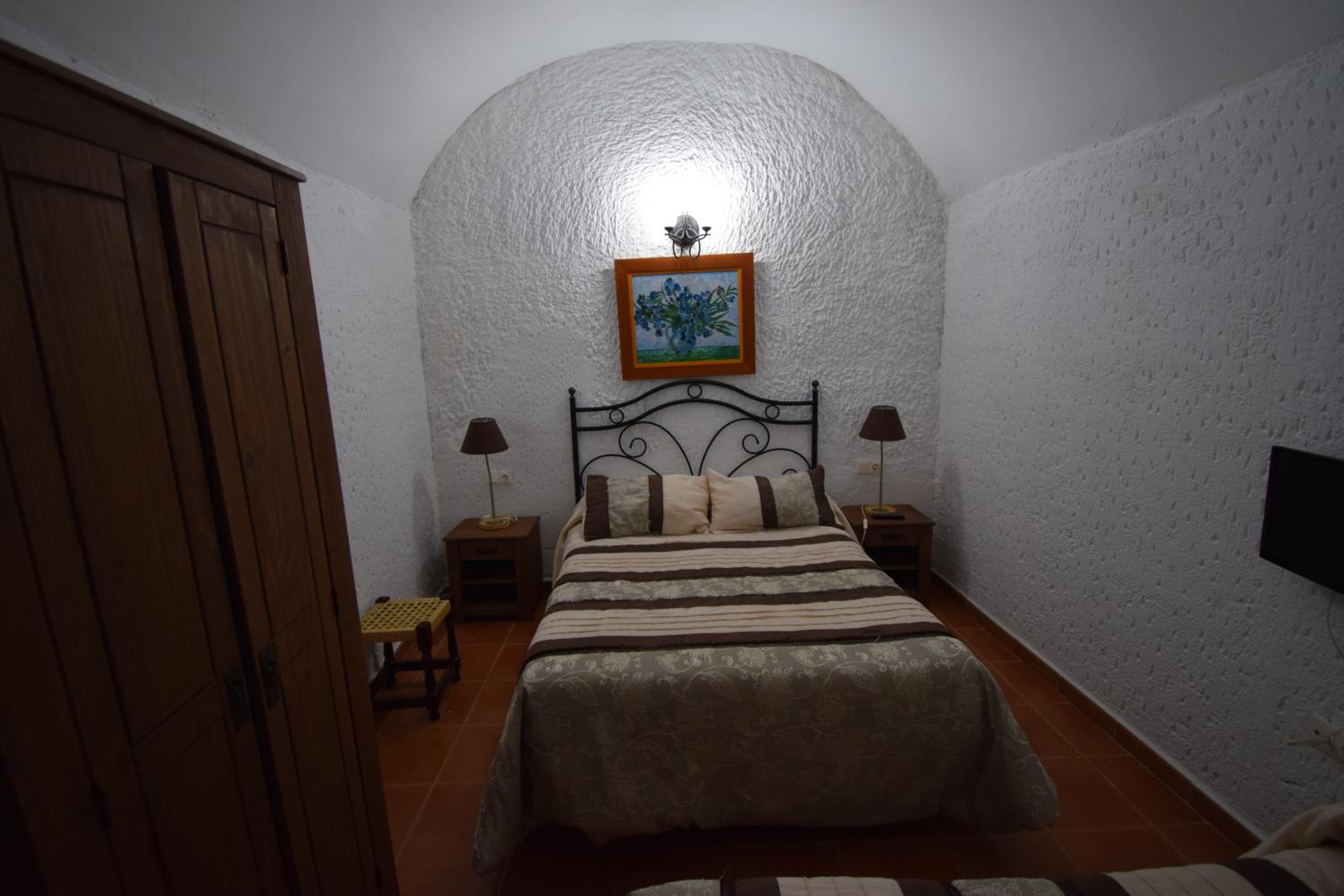 Cave (9 Adults) - Photo 20