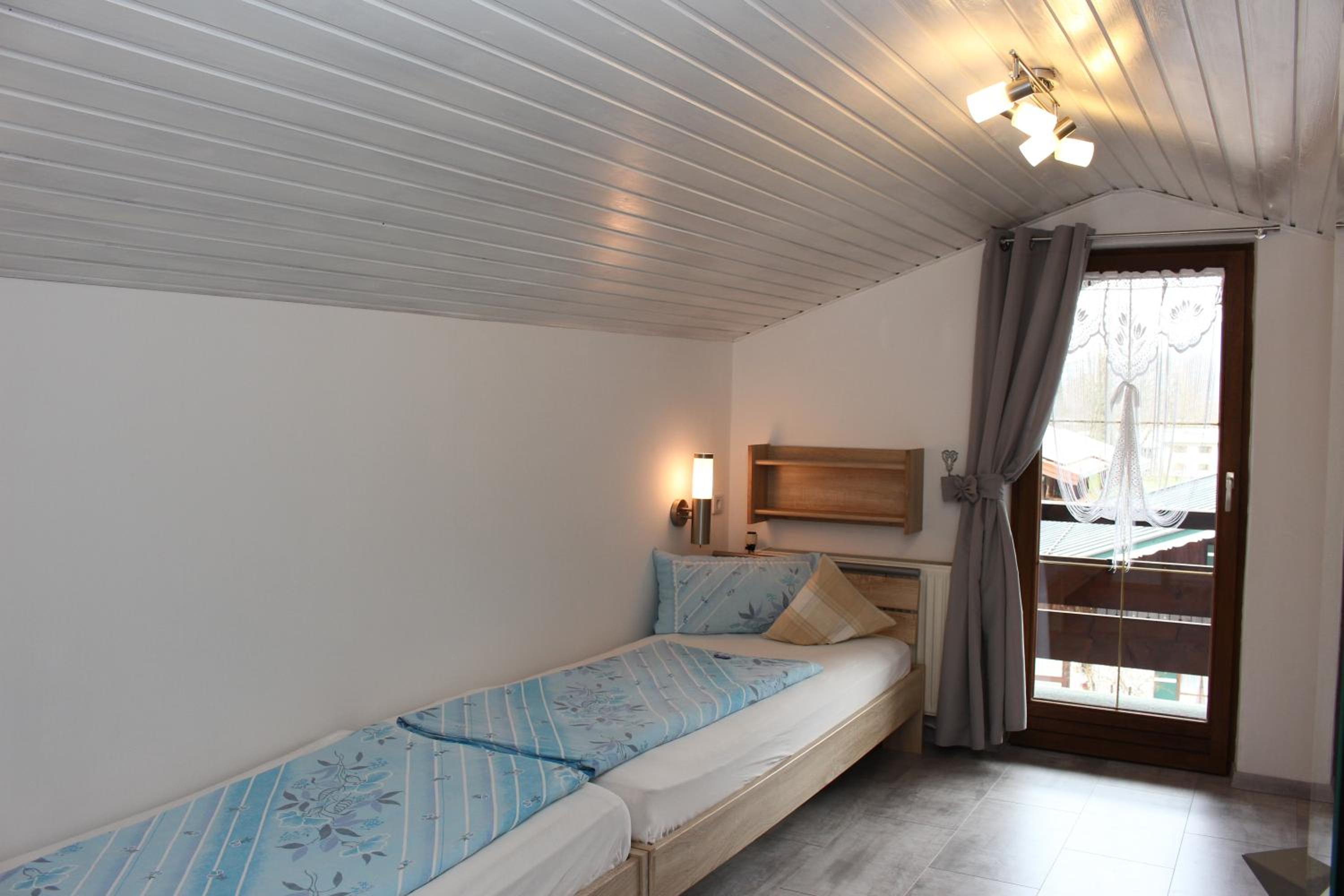 Room 6 - Double Room with Shared Shower / WC photo 1