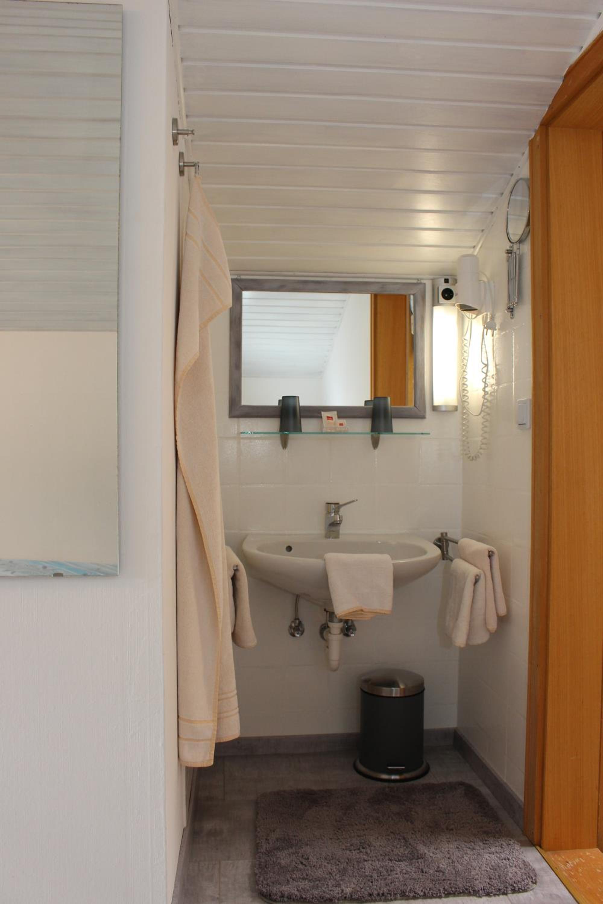 Room 6 - Double Room with Shared Shower / WC photo 2
