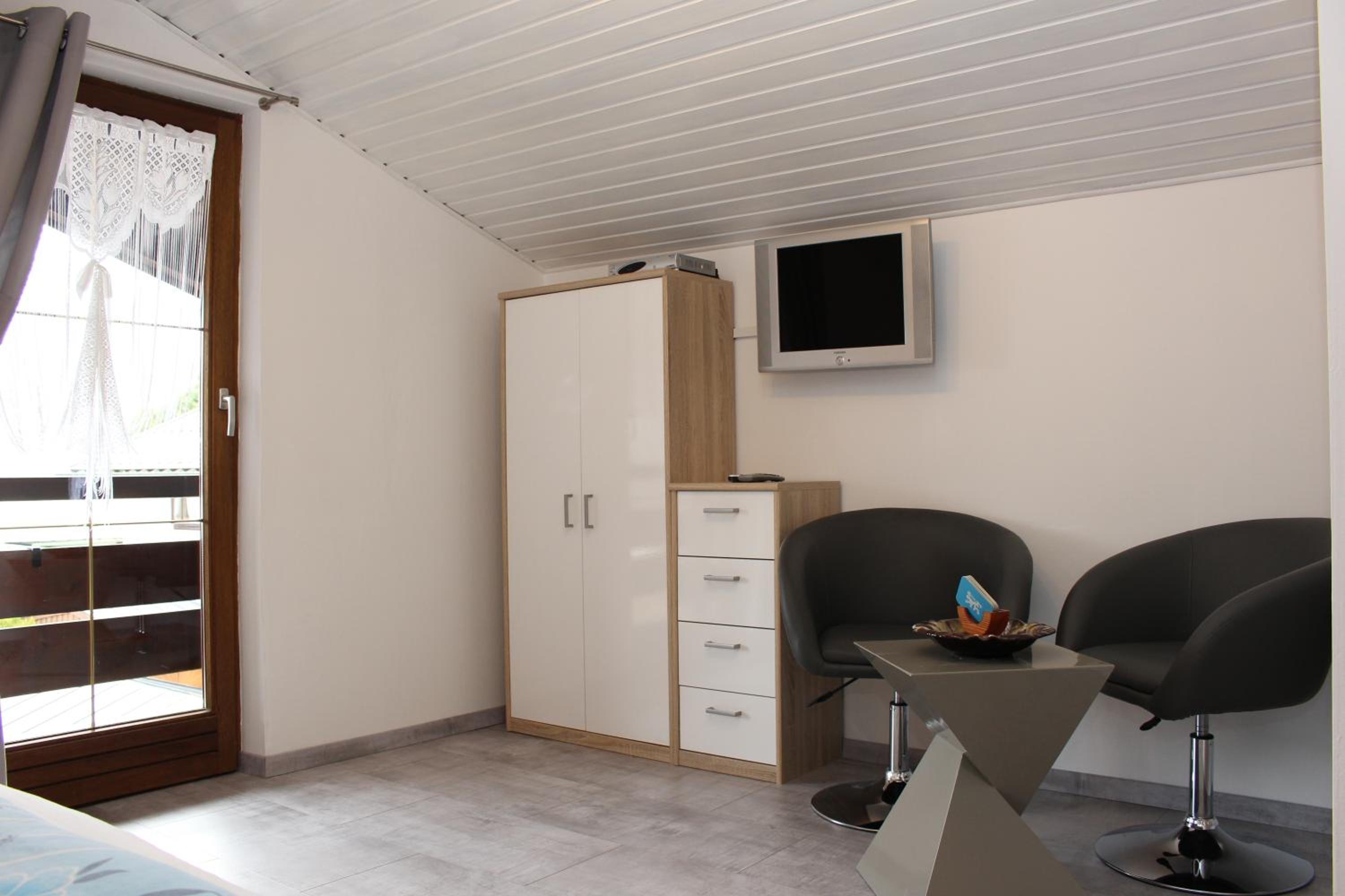 Room 6 - Double Room with Shared Shower / WC photo 3