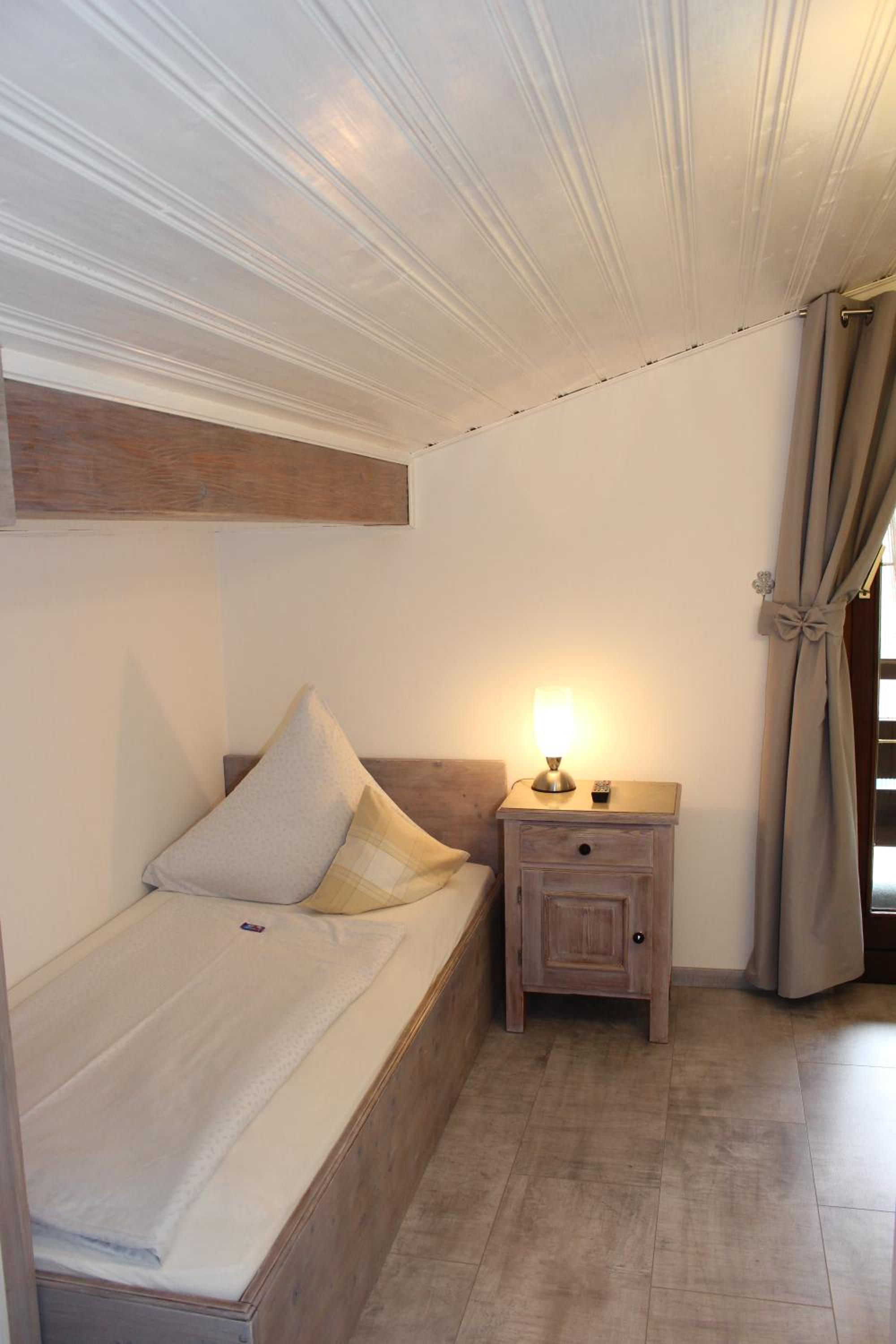 Room 5 - Single Room with Shared Shower / WC photo 1