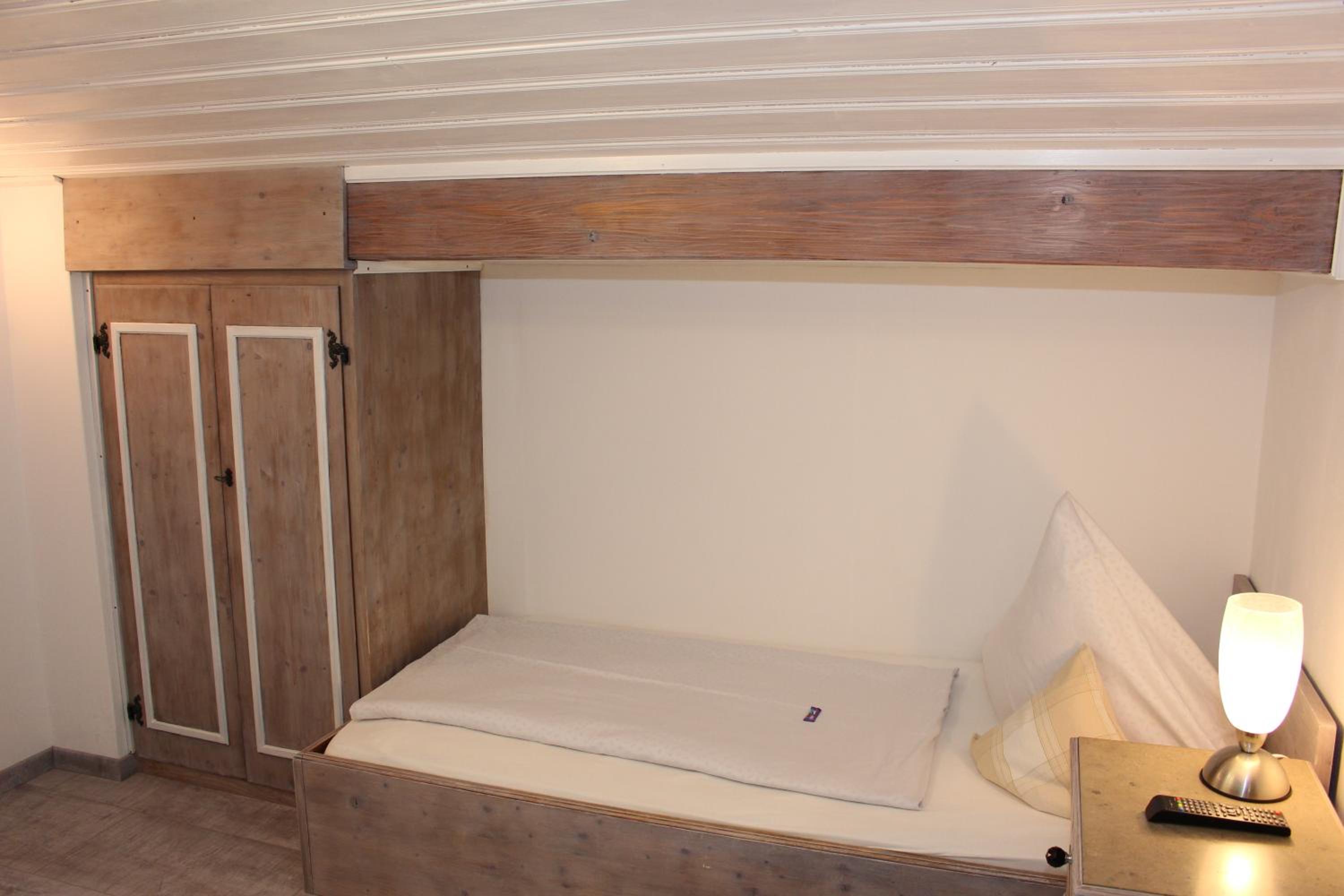 Room 5 - Single Room with Shared Shower / WC photo 2