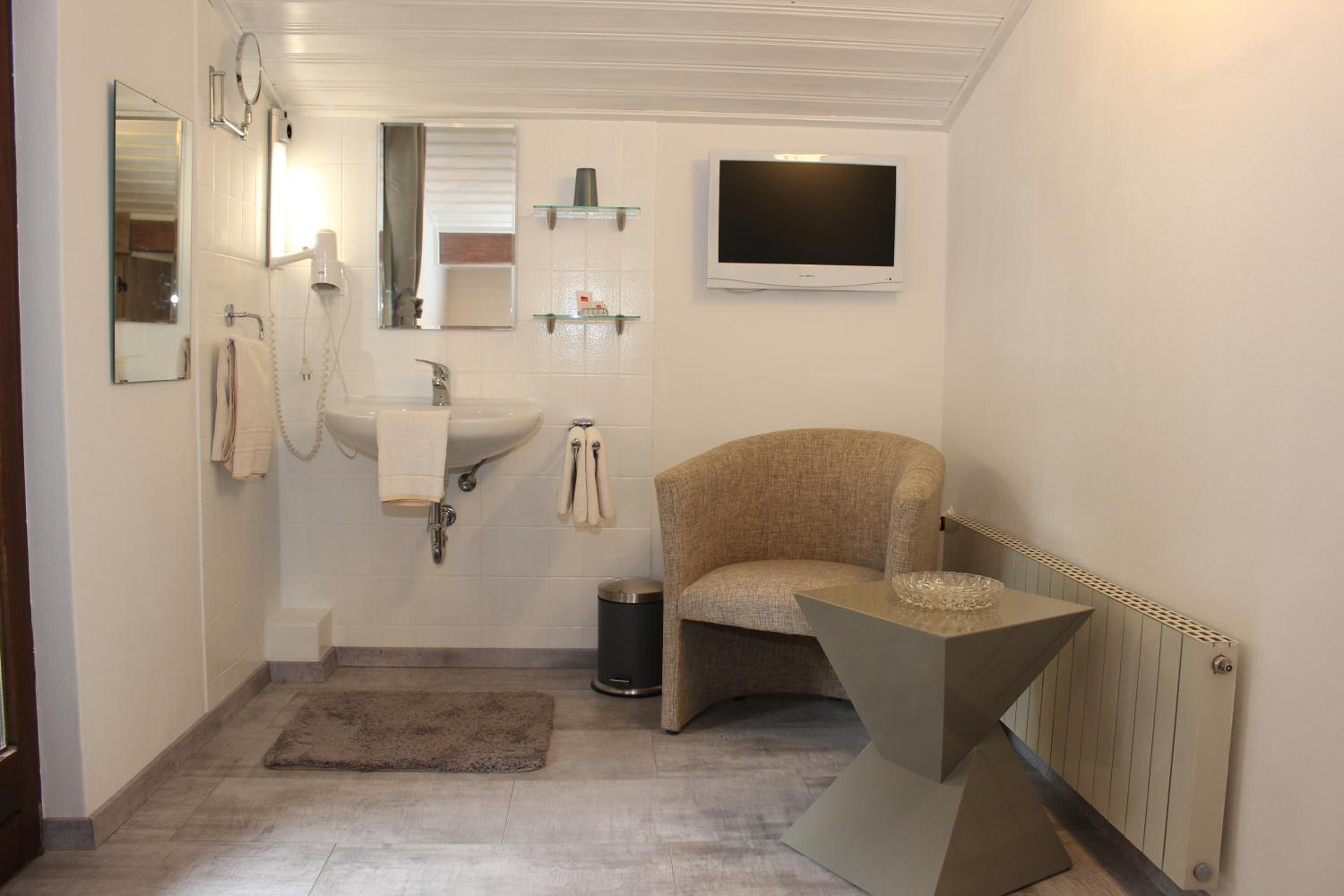 Room 5 - Single Room with Shared Shower / WC photo 3
