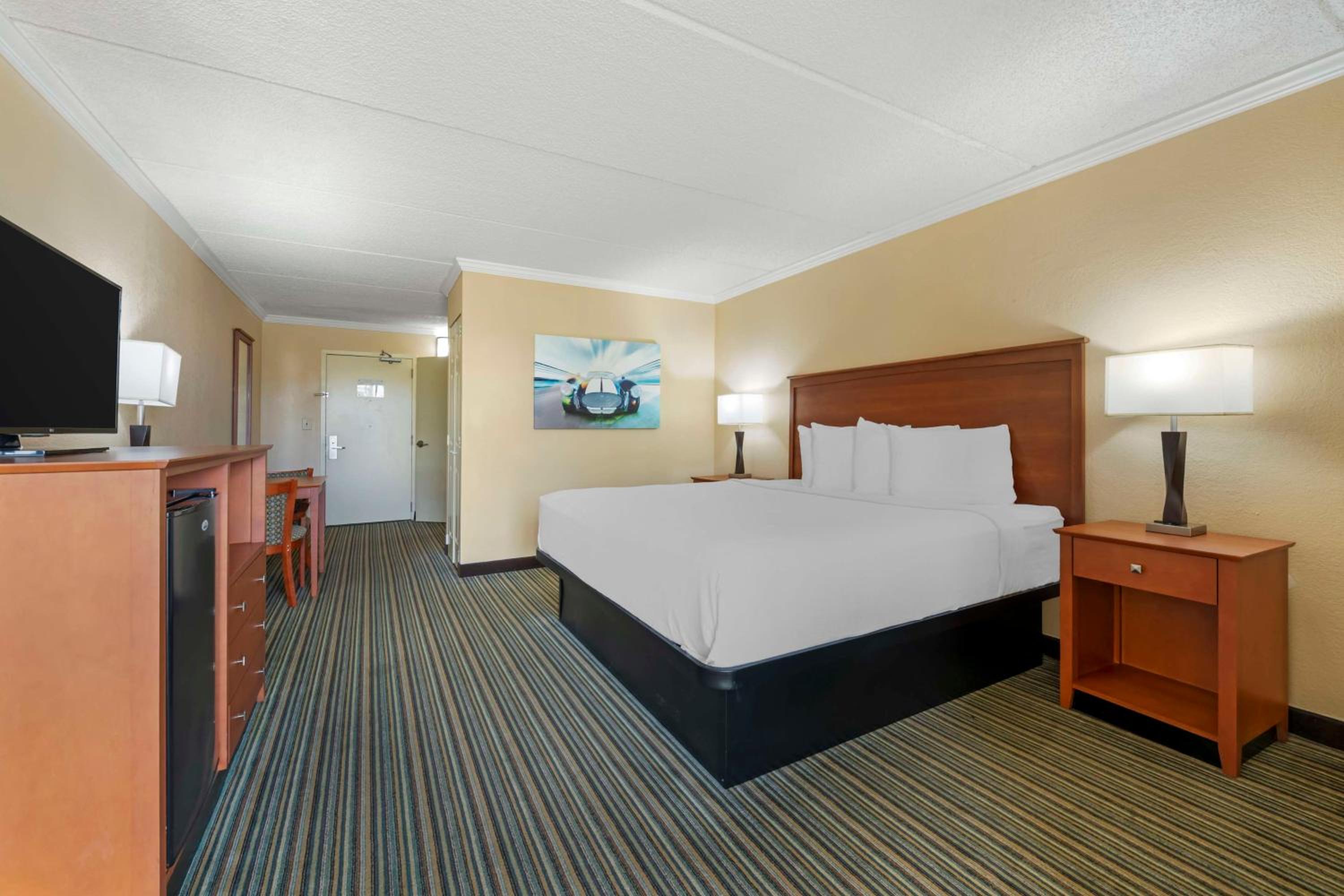 King Room with Bathtub and Balcony - Non-Smoking/Disability Access - Photo 2