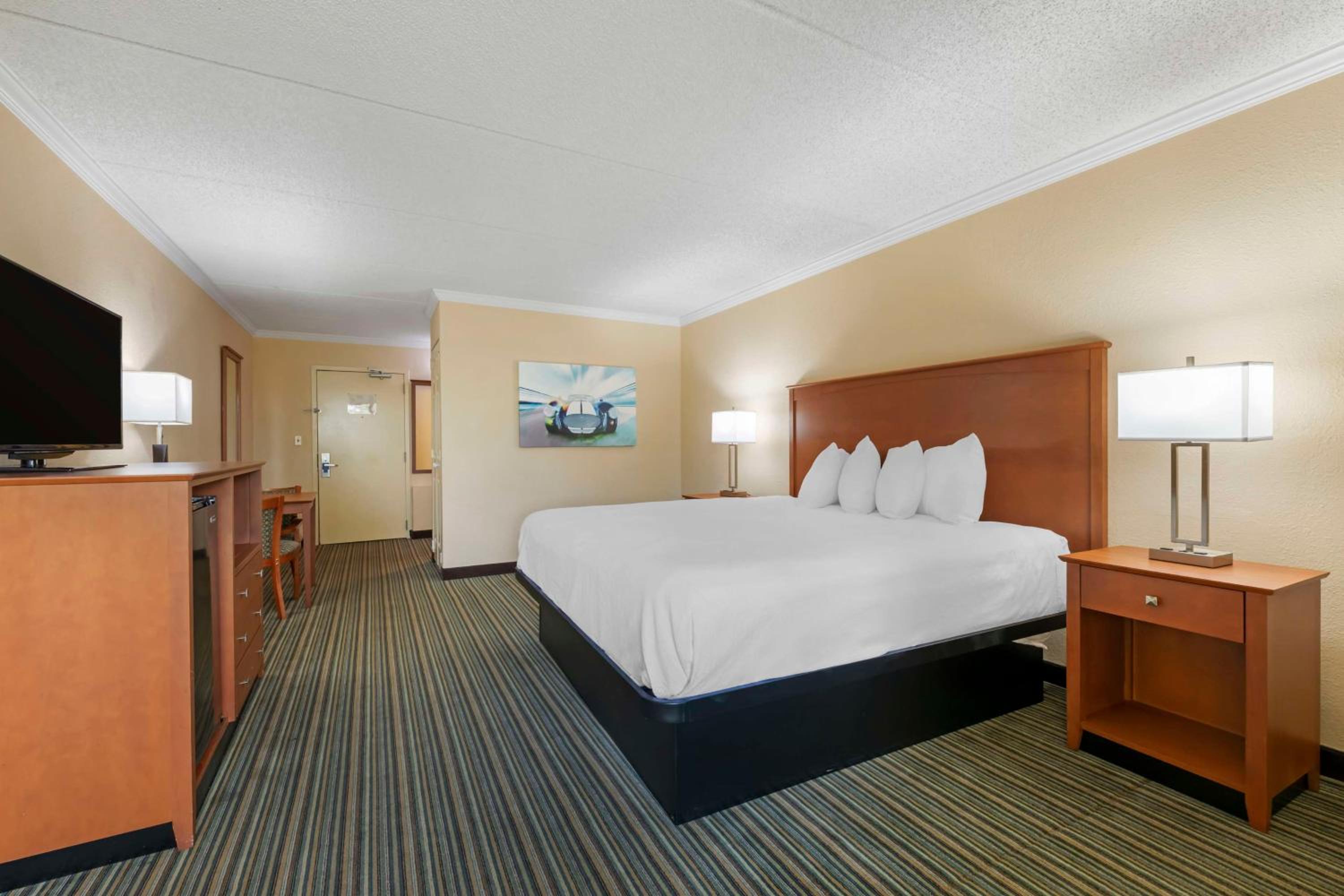 King Room with Balcony - Non-Smoking - Photo 3