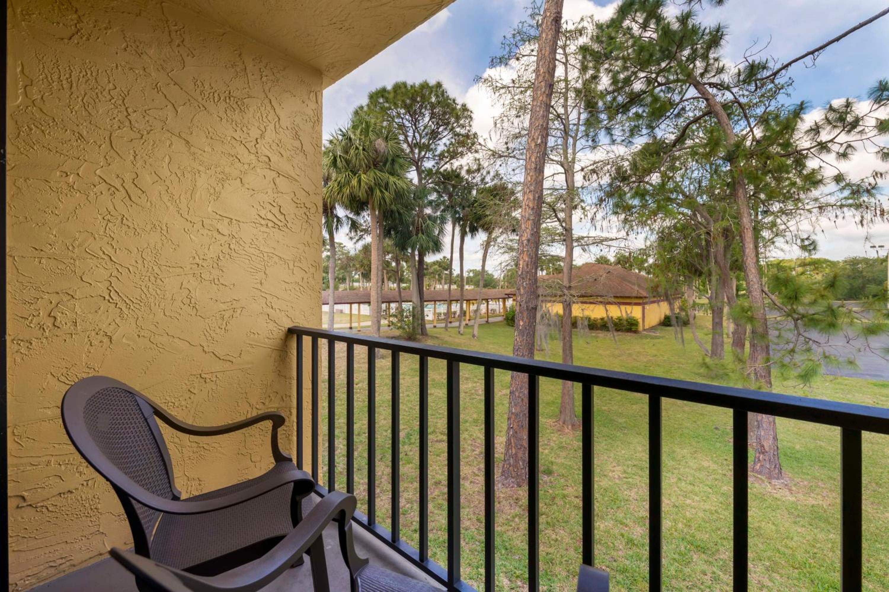 King Room with Balcony - Non-Smoking - Photo 4