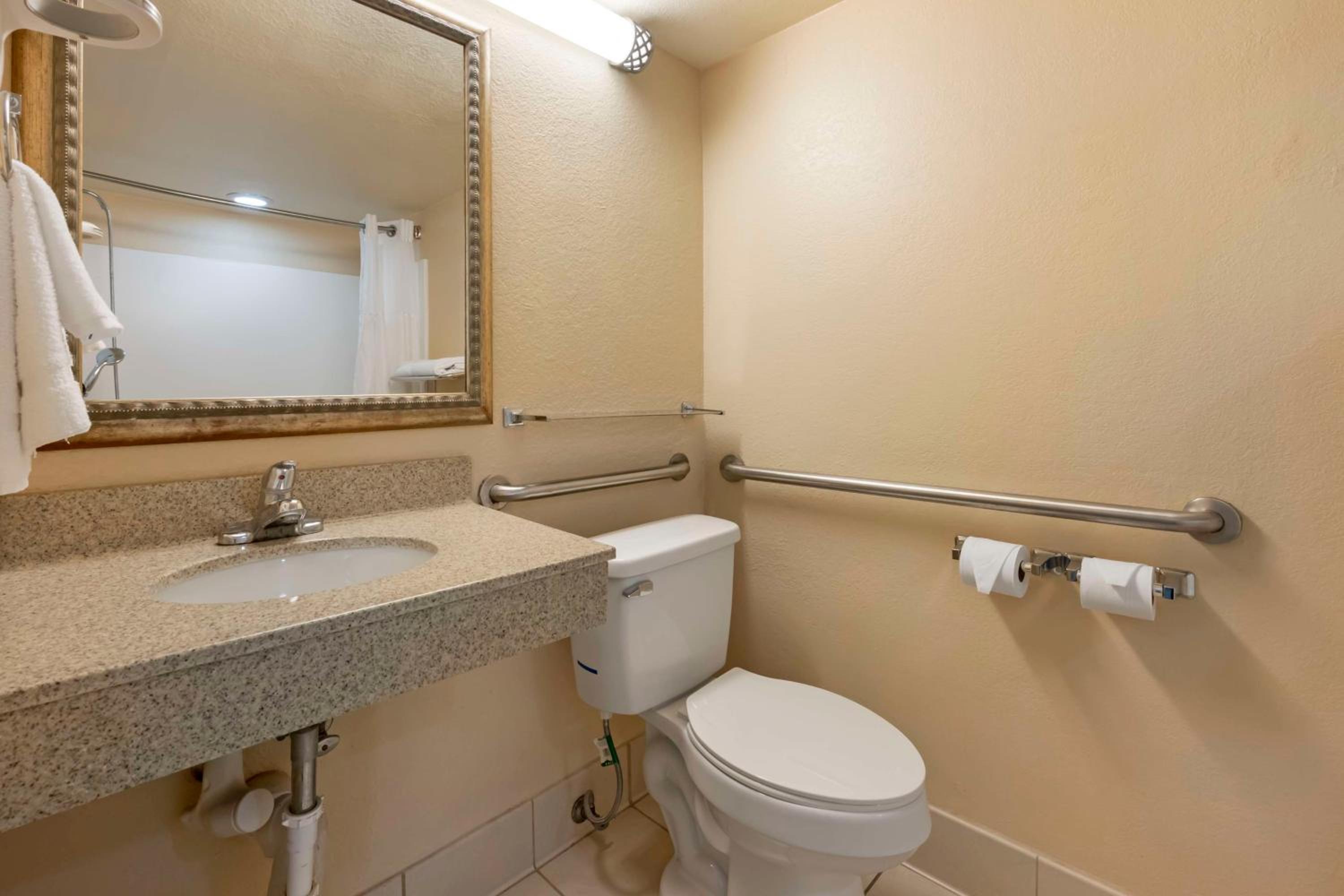 King Room with Bathtub and Balcony - Non-Smoking/Disability Access - Photo 4
