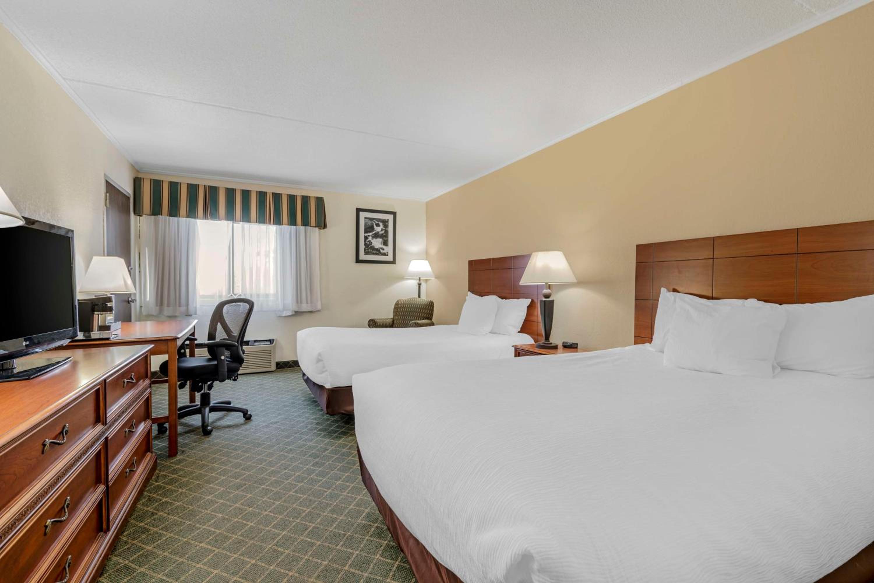 King Room with Walk-in Shower - Disability Access photo 2