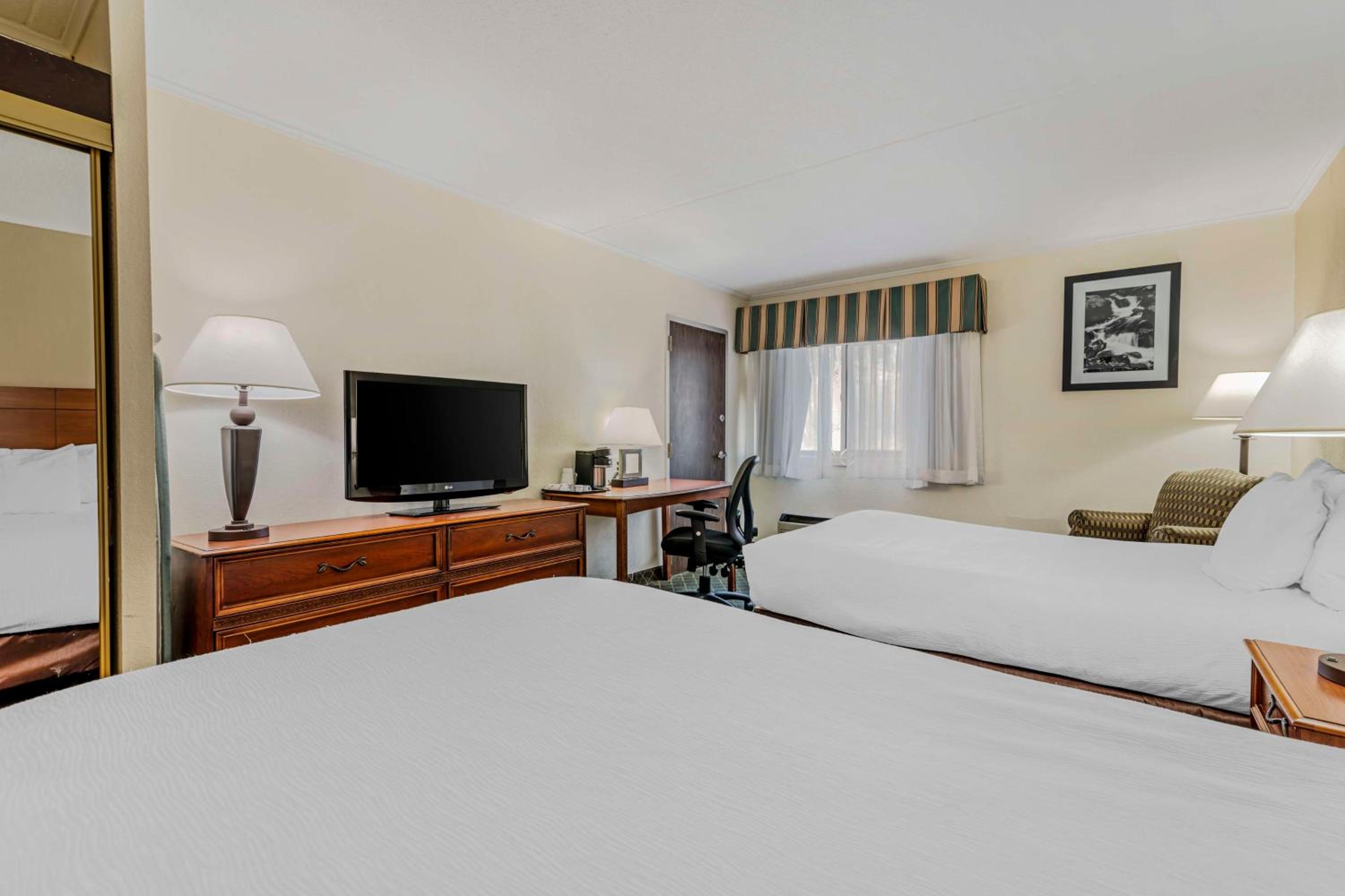 Double Room with Two Double Beds photo 2
