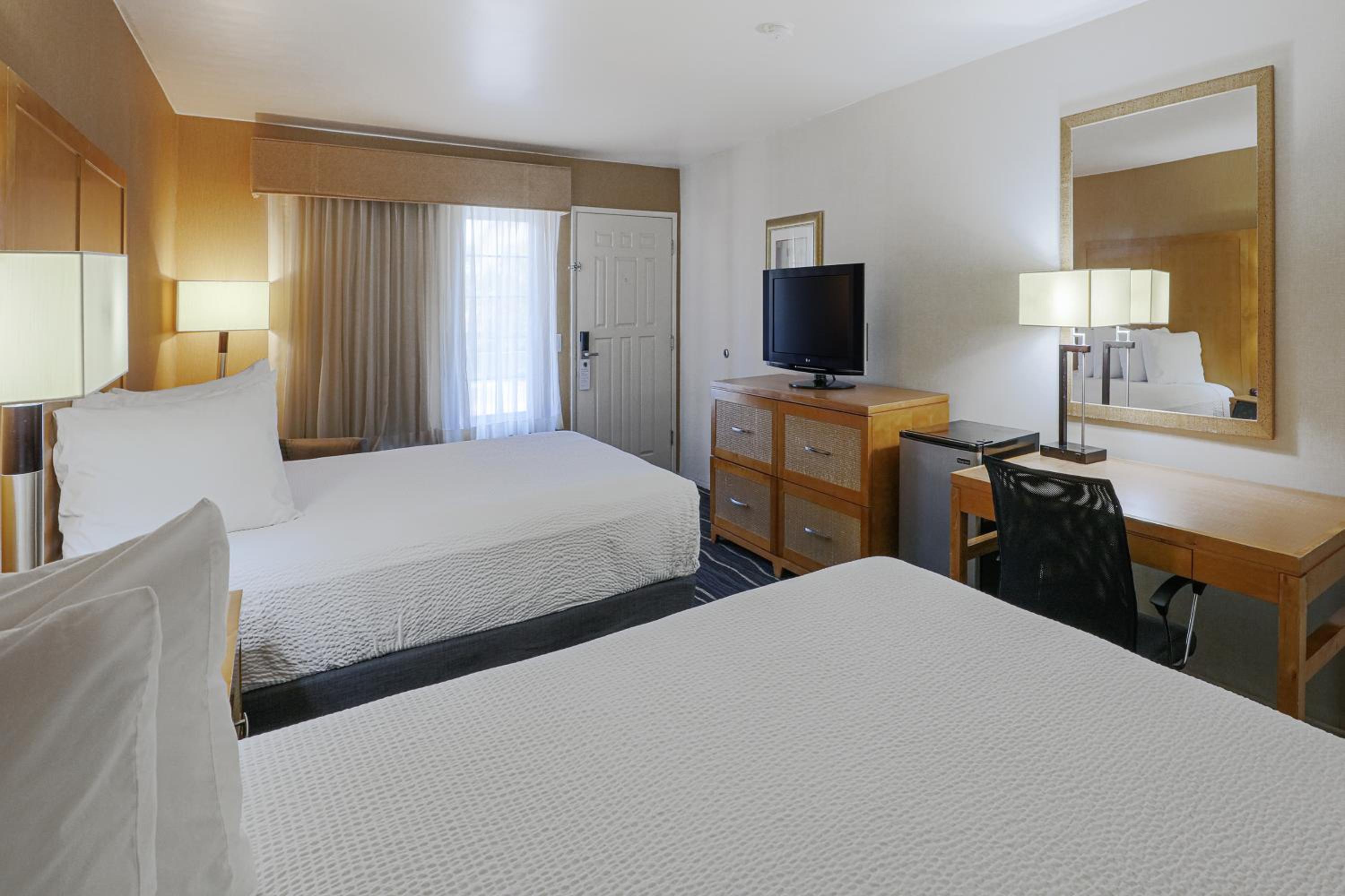 Queen Room with Two Queen Beds - Non-Smoking - Photo 3
