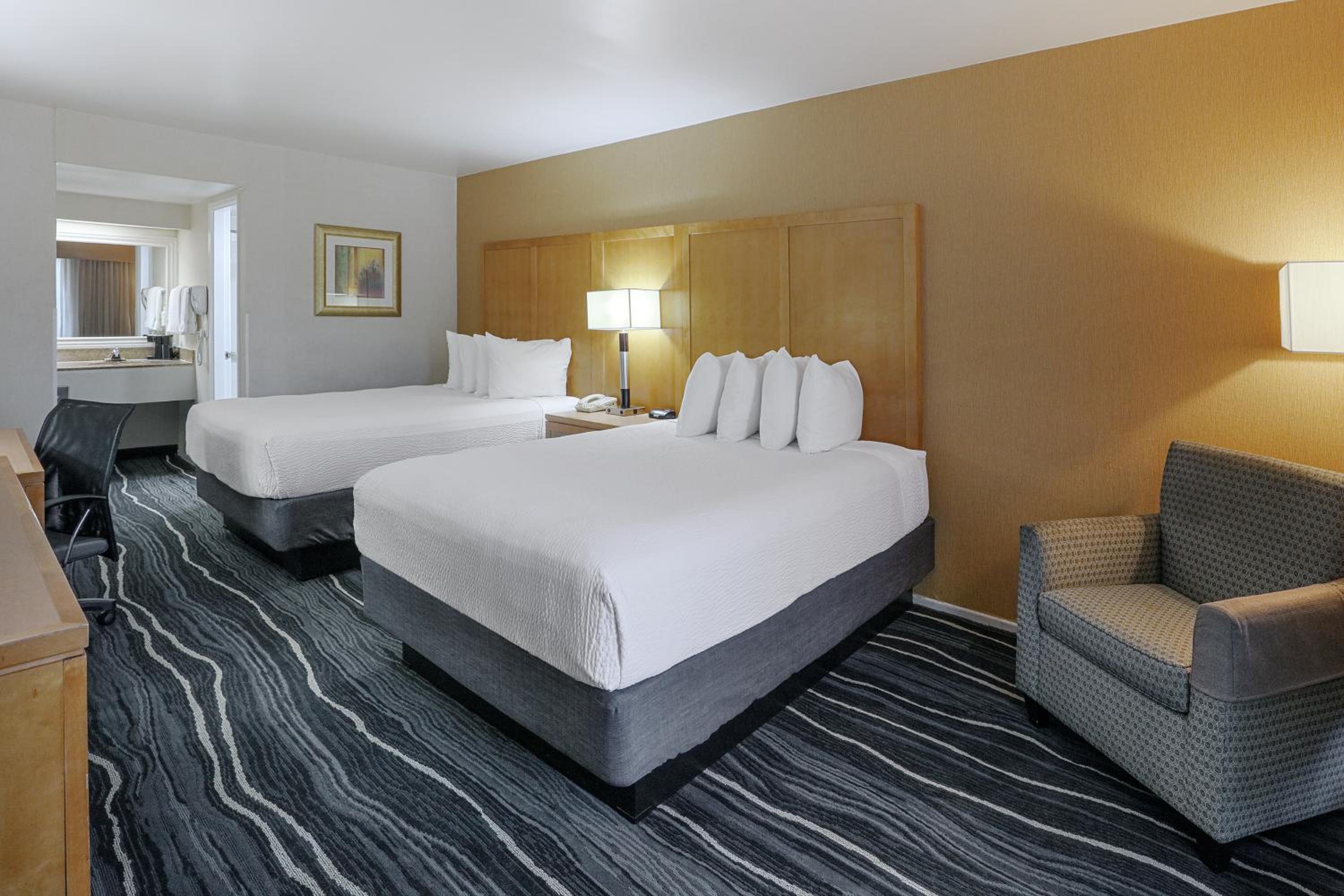 Queen Room with Two Queen Beds - Non-Smoking - Photo 5