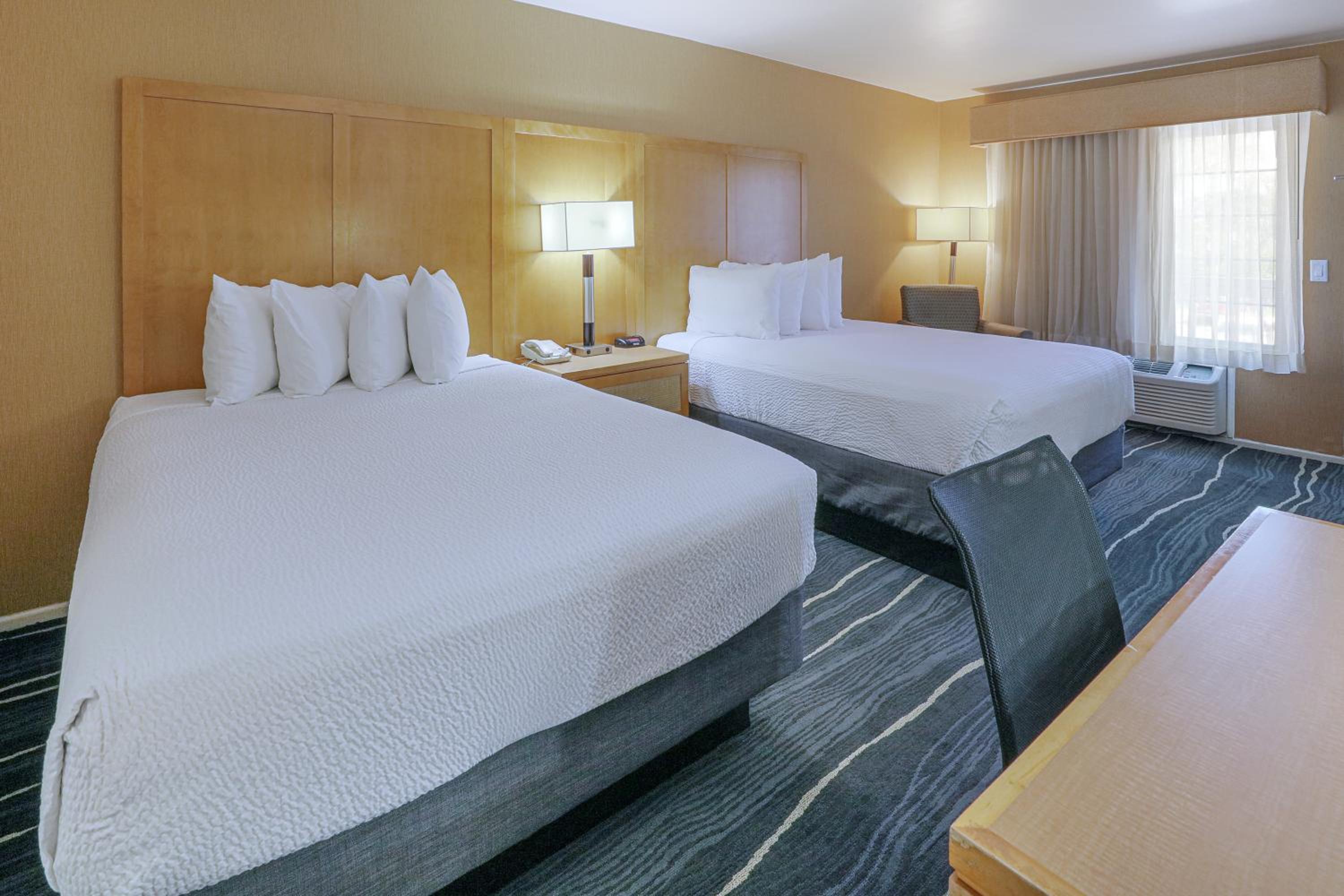 Queen Room with Two Queen Beds - Non-Smoking - Photo 2