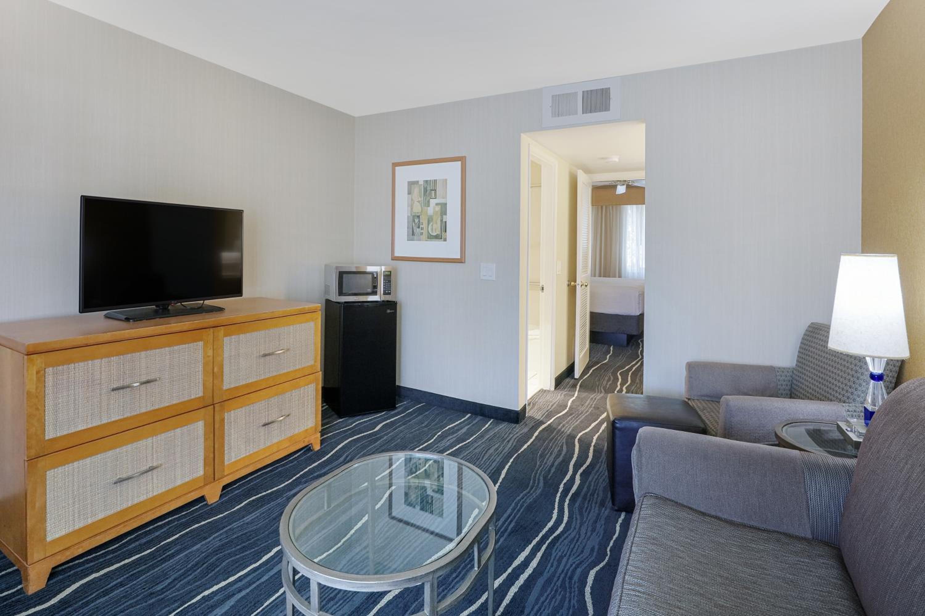 Business King Room with Sofa bed- Non-Smoking - Photo 8