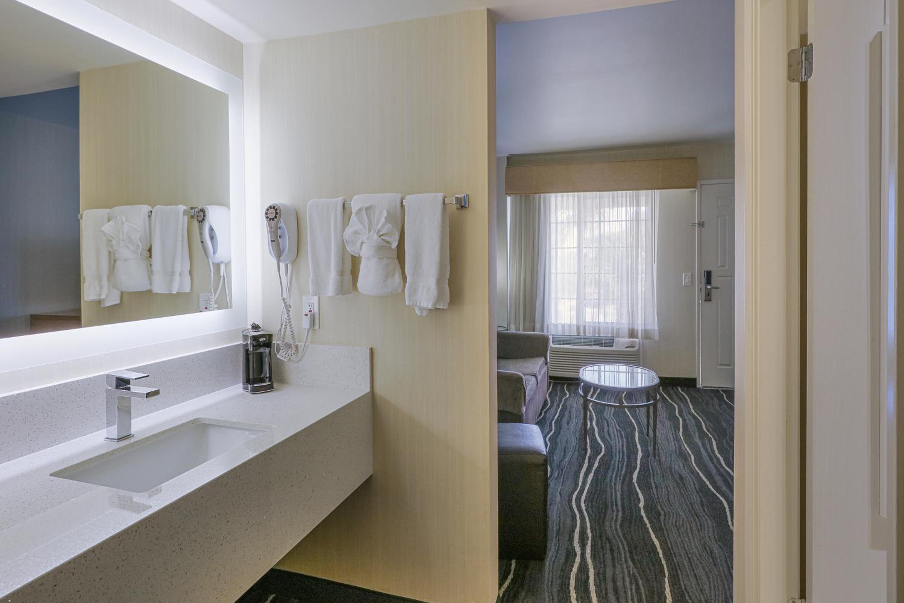 Business King Room with Sofa bed- Non-Smoking - Photo 3