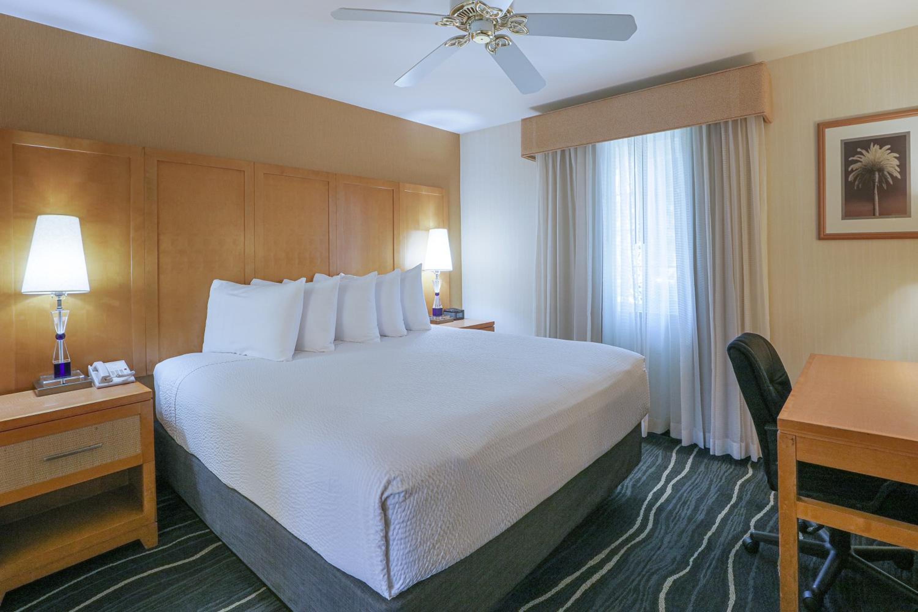 Business King Room with Sofa bed- Non-Smoking - Photo 5