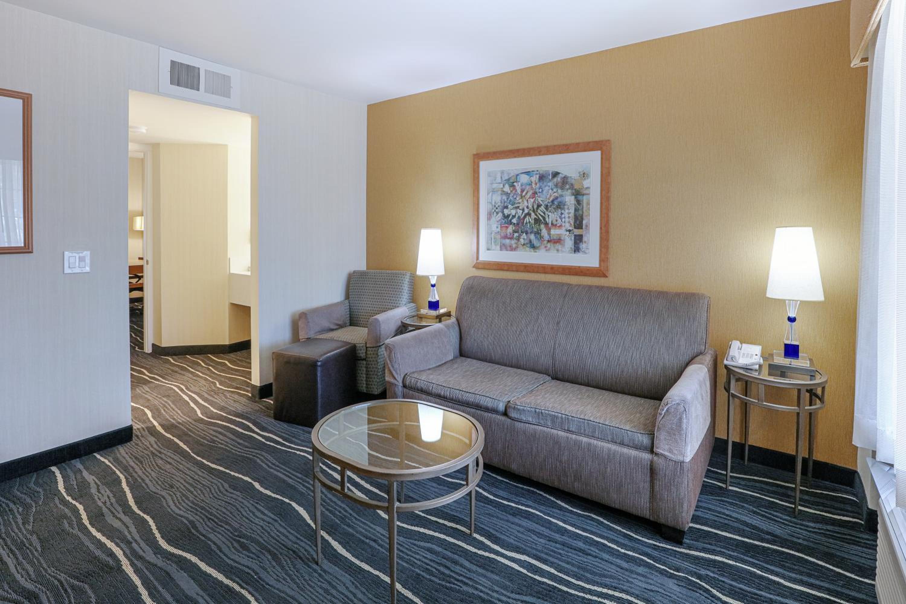 Business King Room with Sofa bed- Non-Smoking - Photo 6