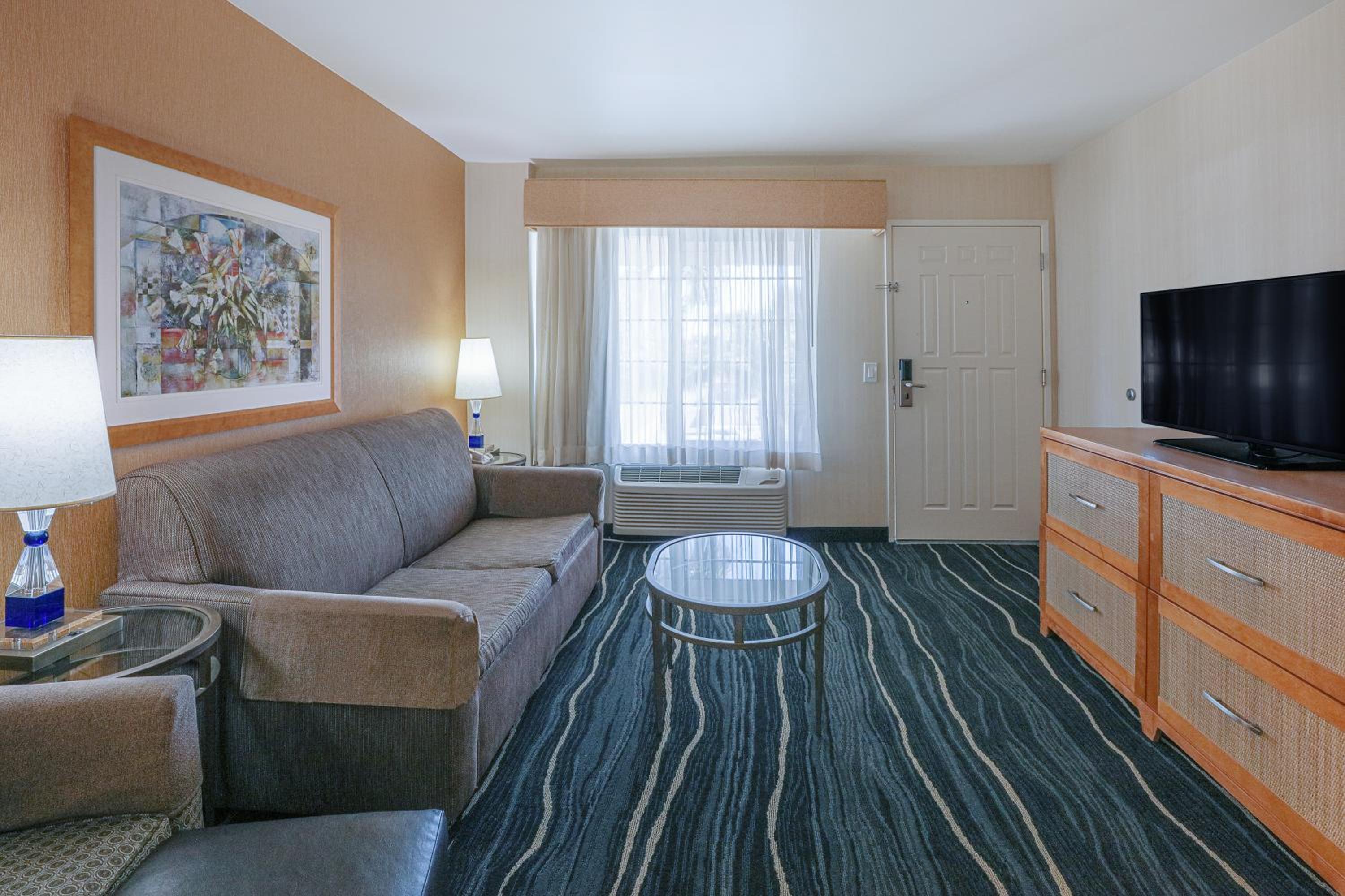Business King Room with Sofa bed- Non-Smoking - Photo 7