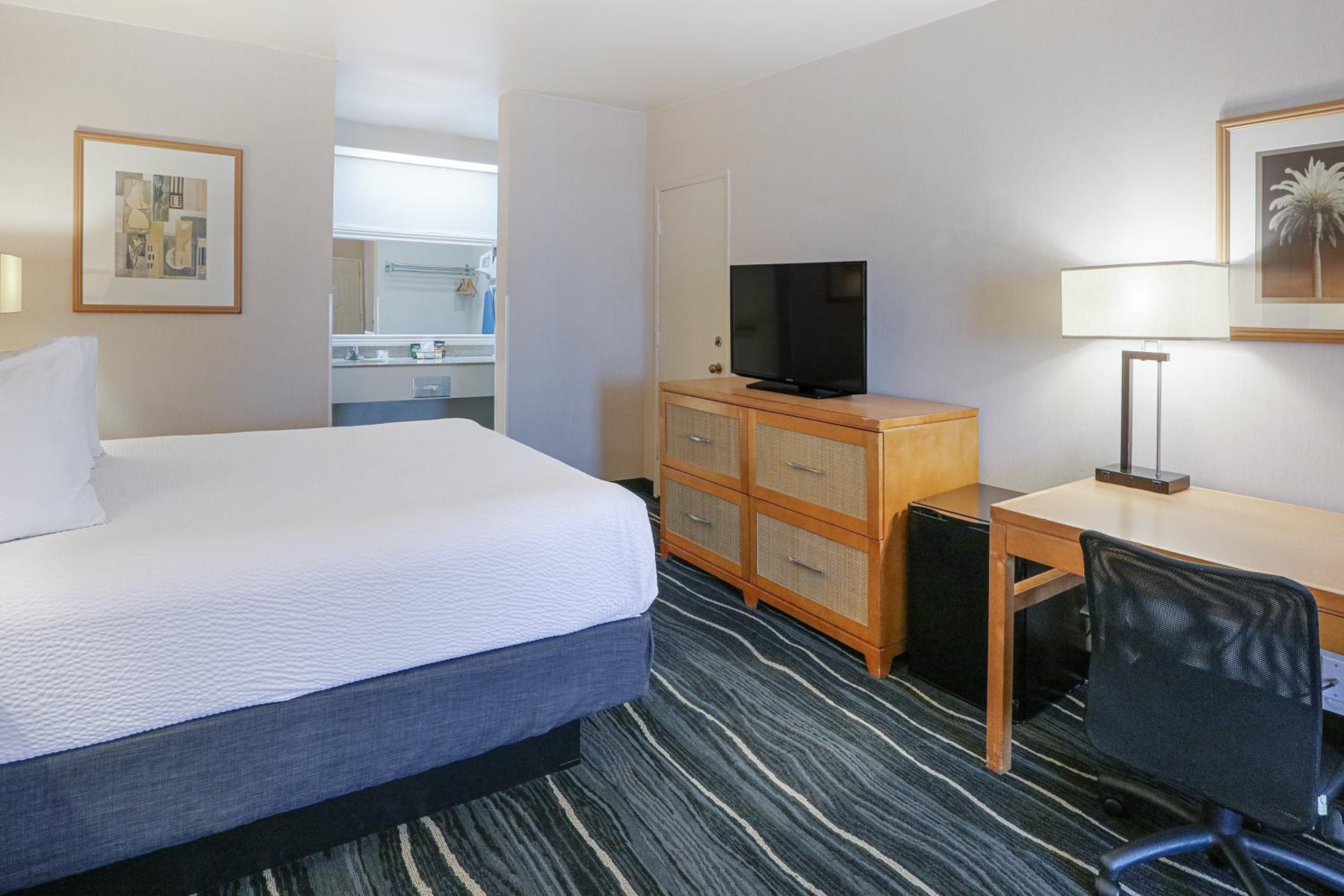 King Room- Non-Smoking - Photo 3