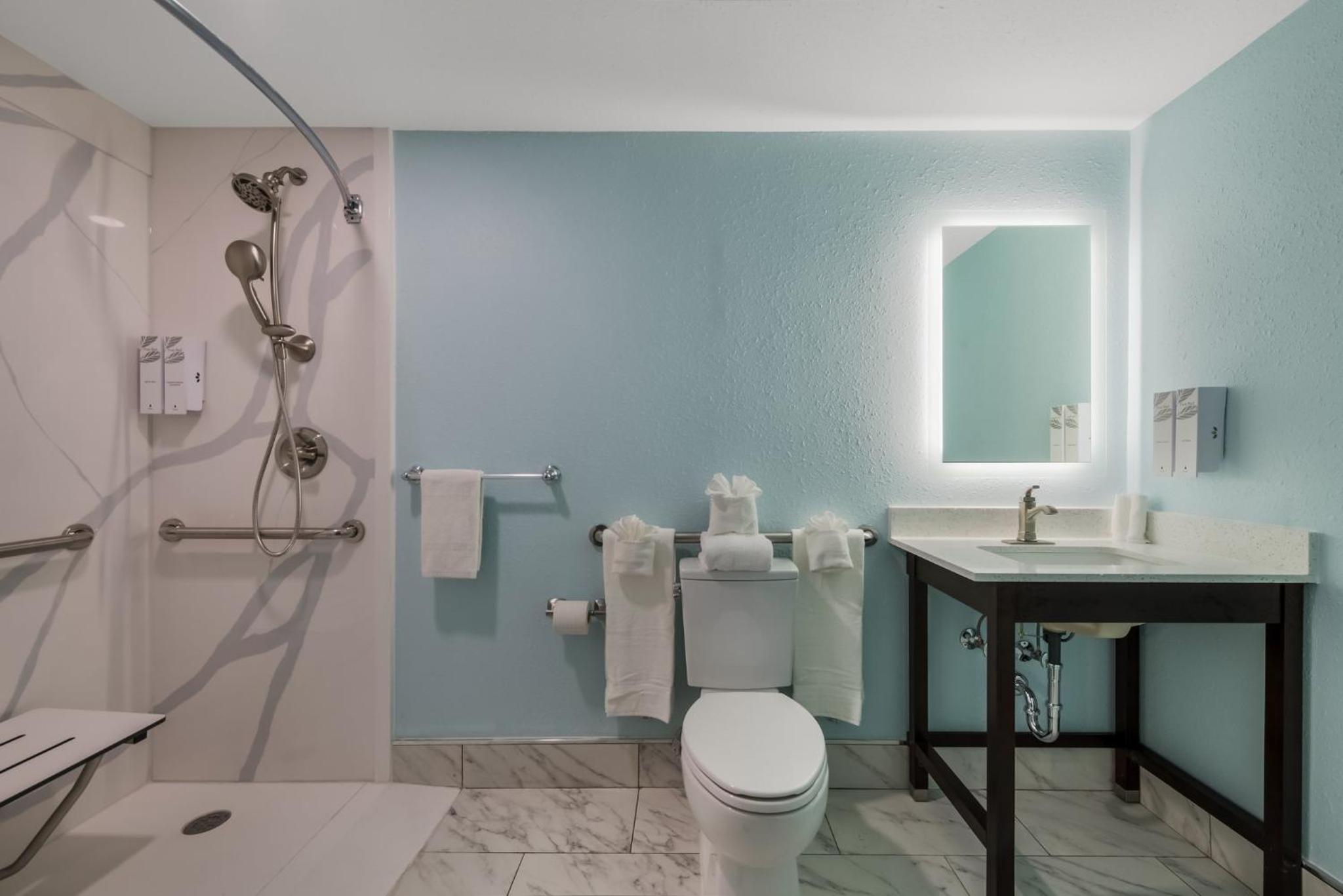Premium King Room Disability Access Roll-In Shower Partial Ocean View Smoke Free - Photo 11