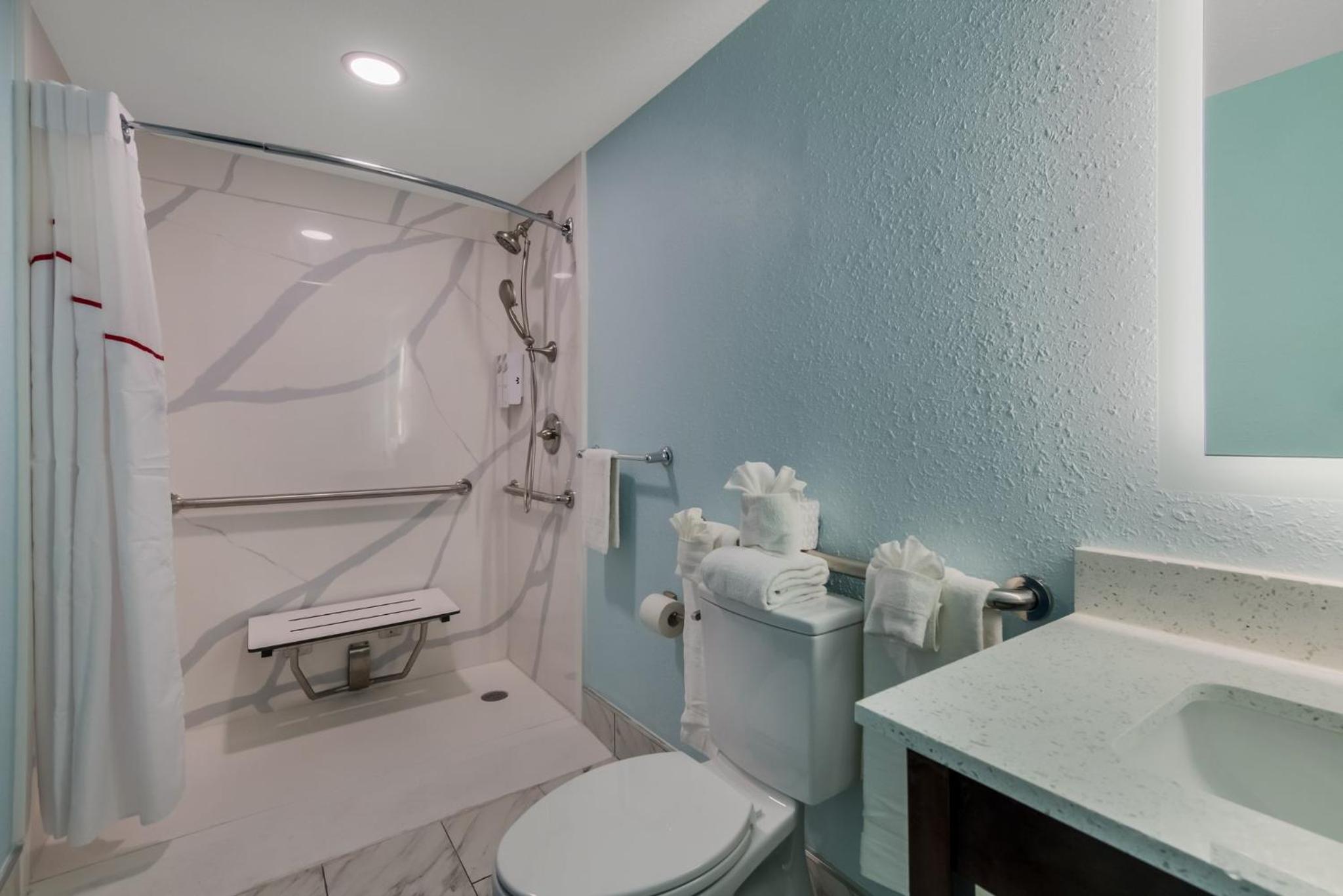 Premium King Room Disability Access Roll-In Shower Partial Ocean View Smoke Free - Photo 13