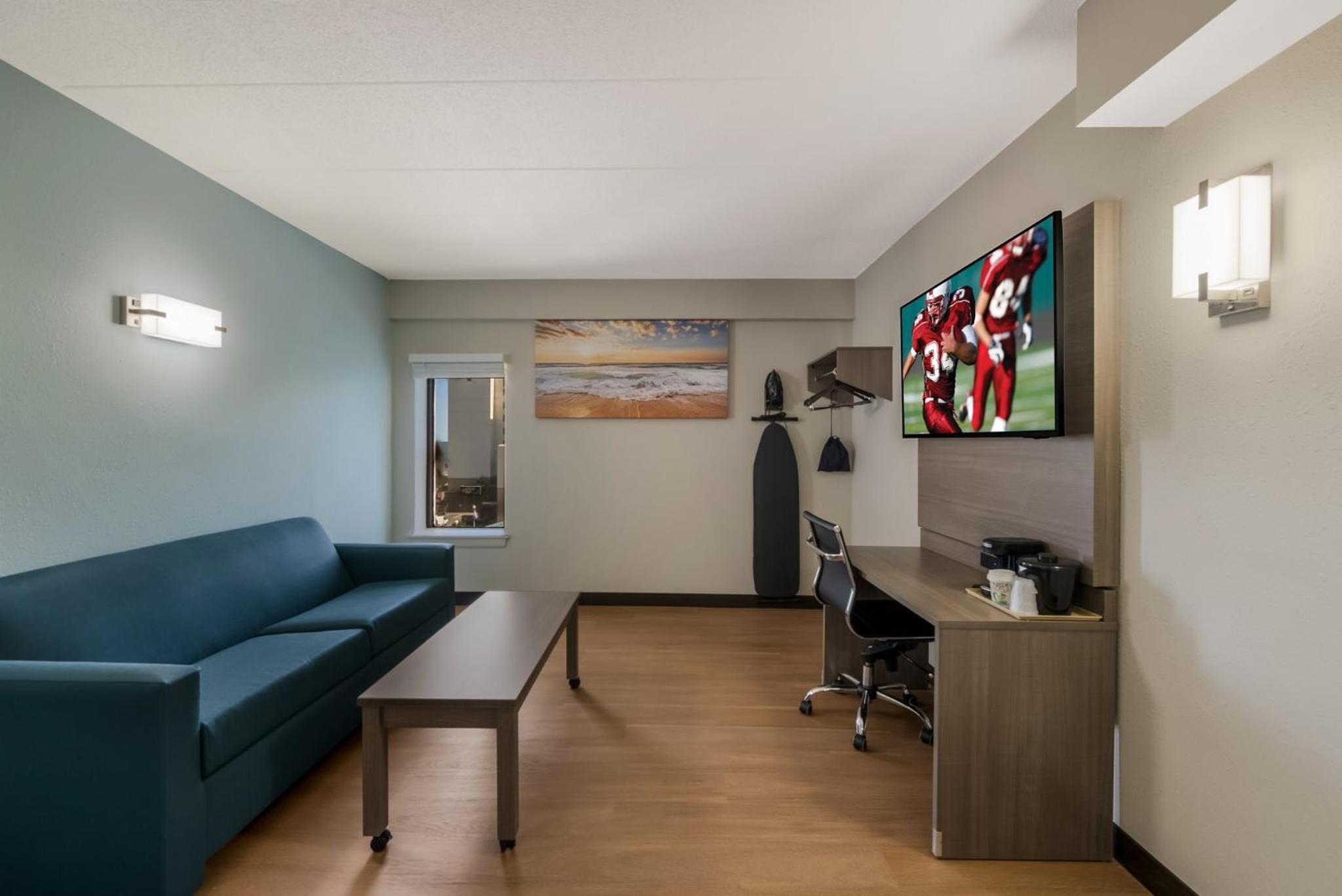 Suite with Two Double Beds with Partial Ocean View Smoke Free - Photo 6
