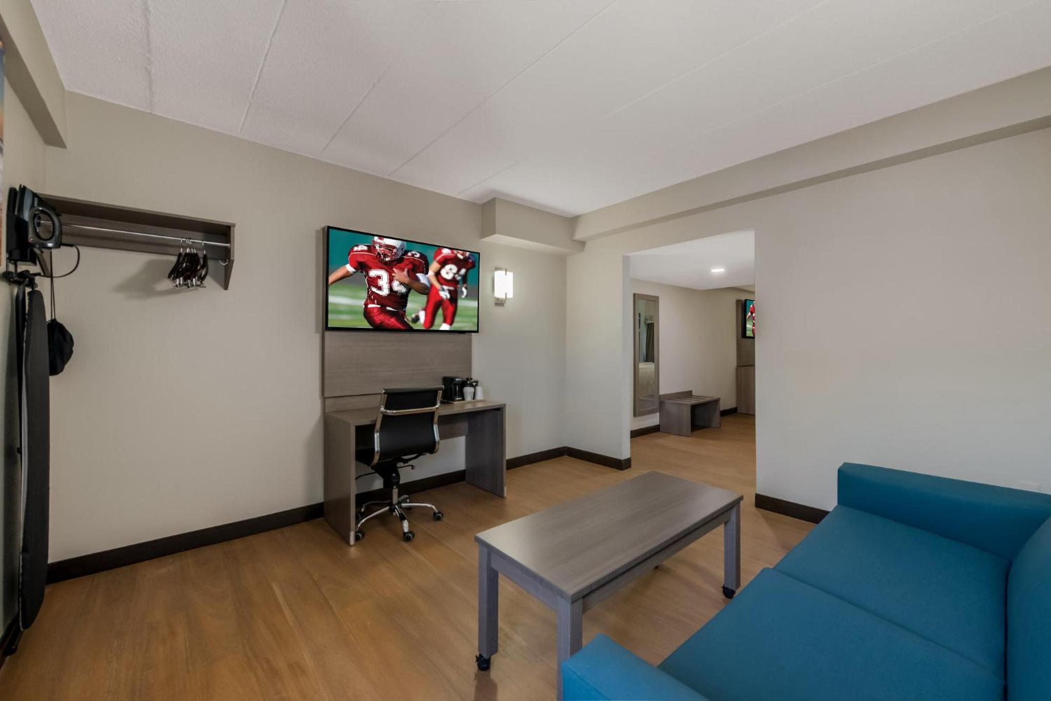 Suite with Two Double Beds with Partial Ocean View Smoke Free - Photo 7