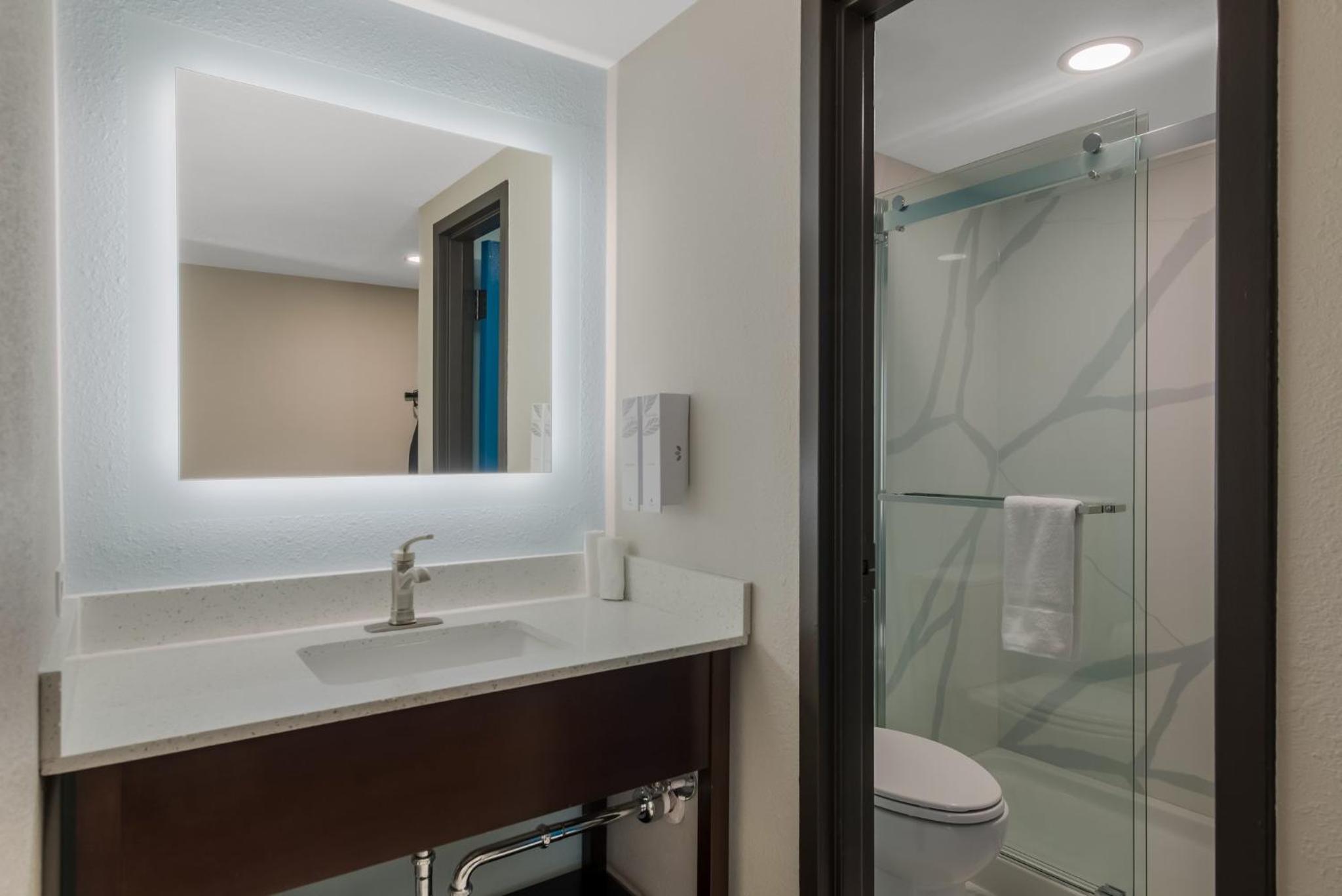 Premium Two Double Beds with Partial Ocean View Smoke Free (Upgraded Bedding) - Photo 9